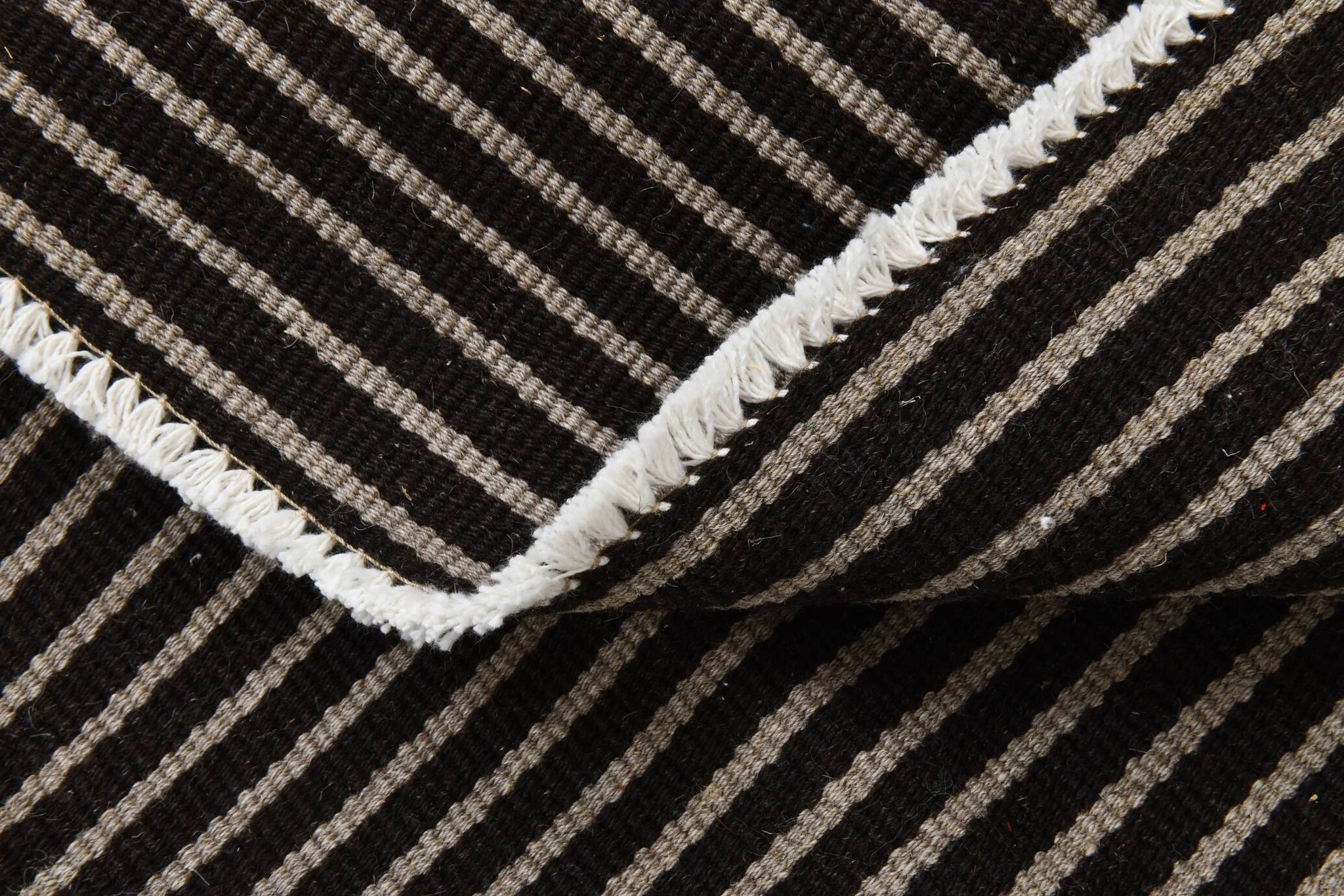 Tapis turc à fines rayures noires et grises (6 x 9 po), 183 x 269 cm