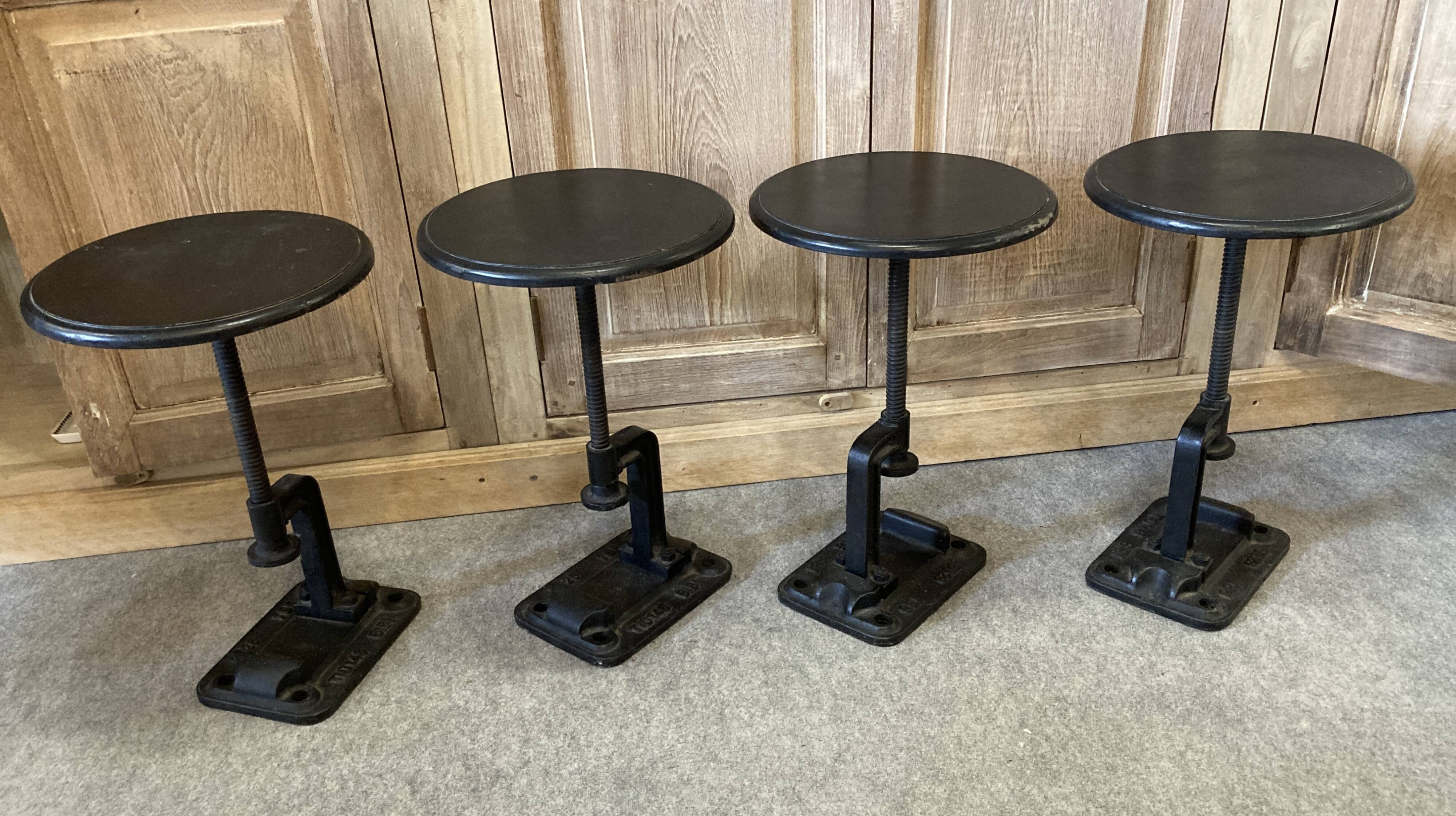 4 tabourets réglables noirs