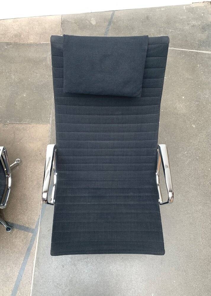 Set of aluminium chairs EA 124 Mid-Century by Charles & Ray Eames for Herman Miller, 1960s.