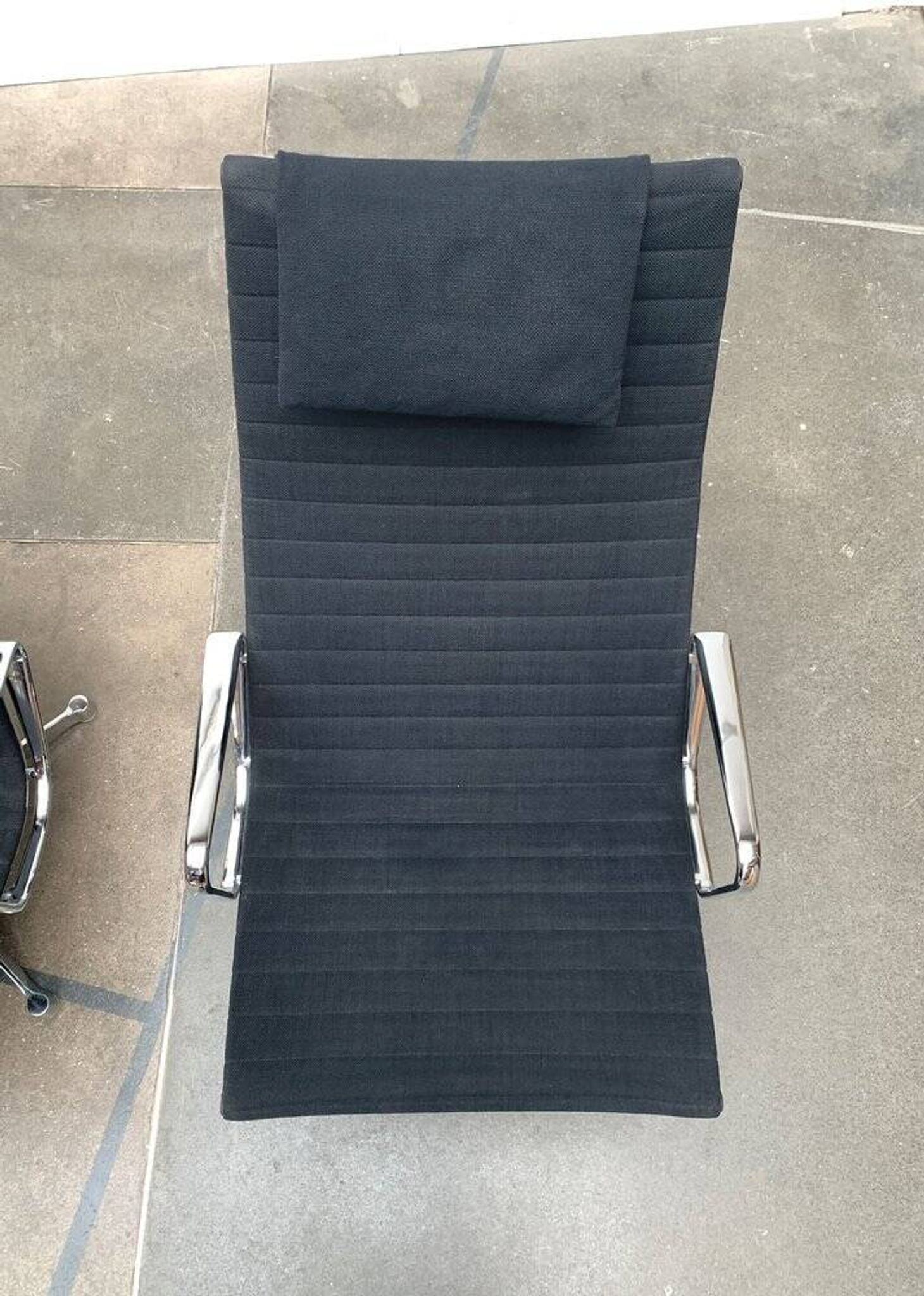 Set of aluminium chairs EA 124 Mid-Century by Charles & Ray Eames for Herman Miller, 1960s.