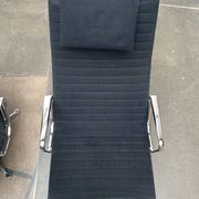 Set of aluminium chairs EA 124 Mid-Century by Charles & Ray Eames for Herman Miller, 1960s.