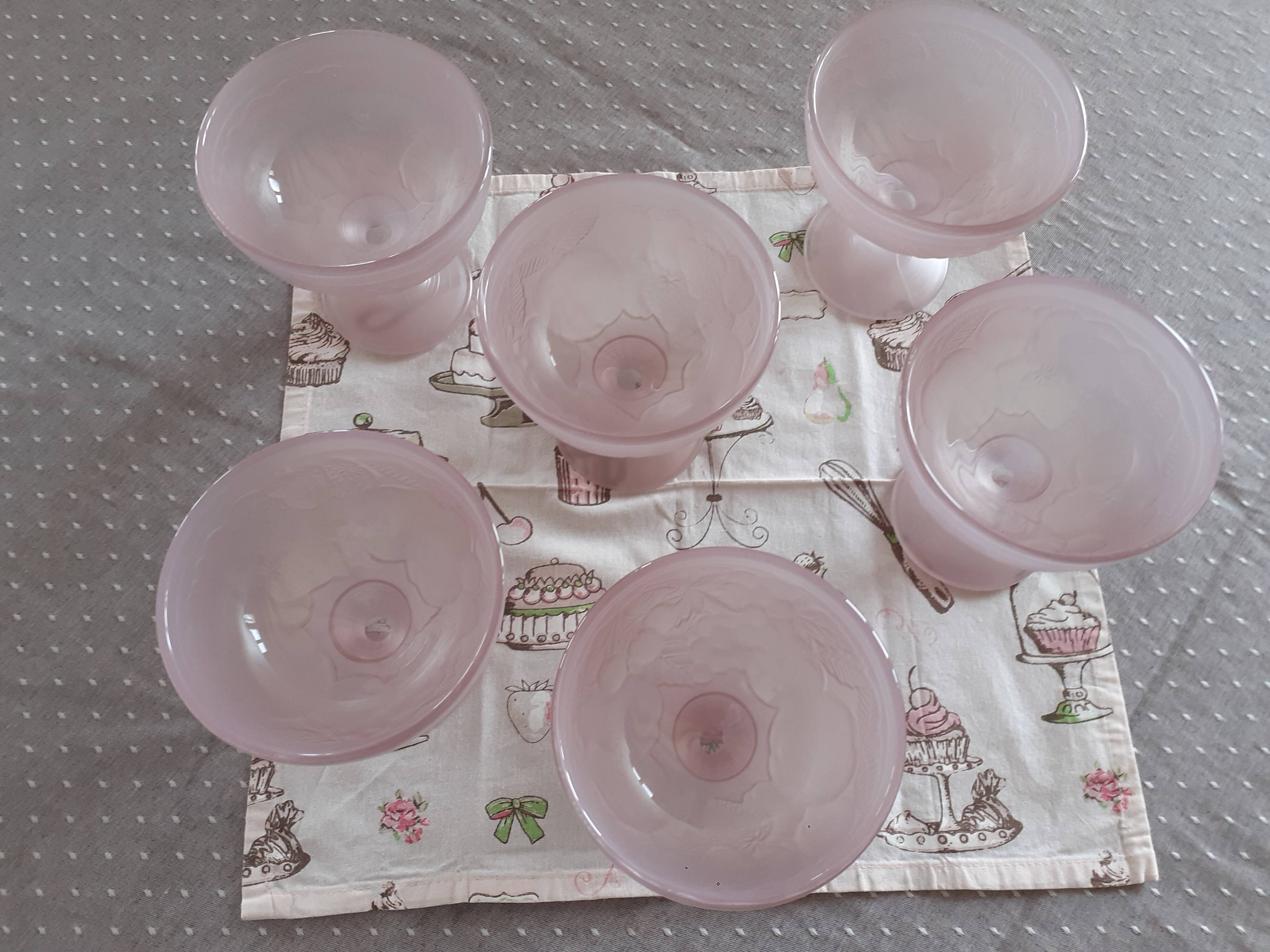 Coupes en verre rose