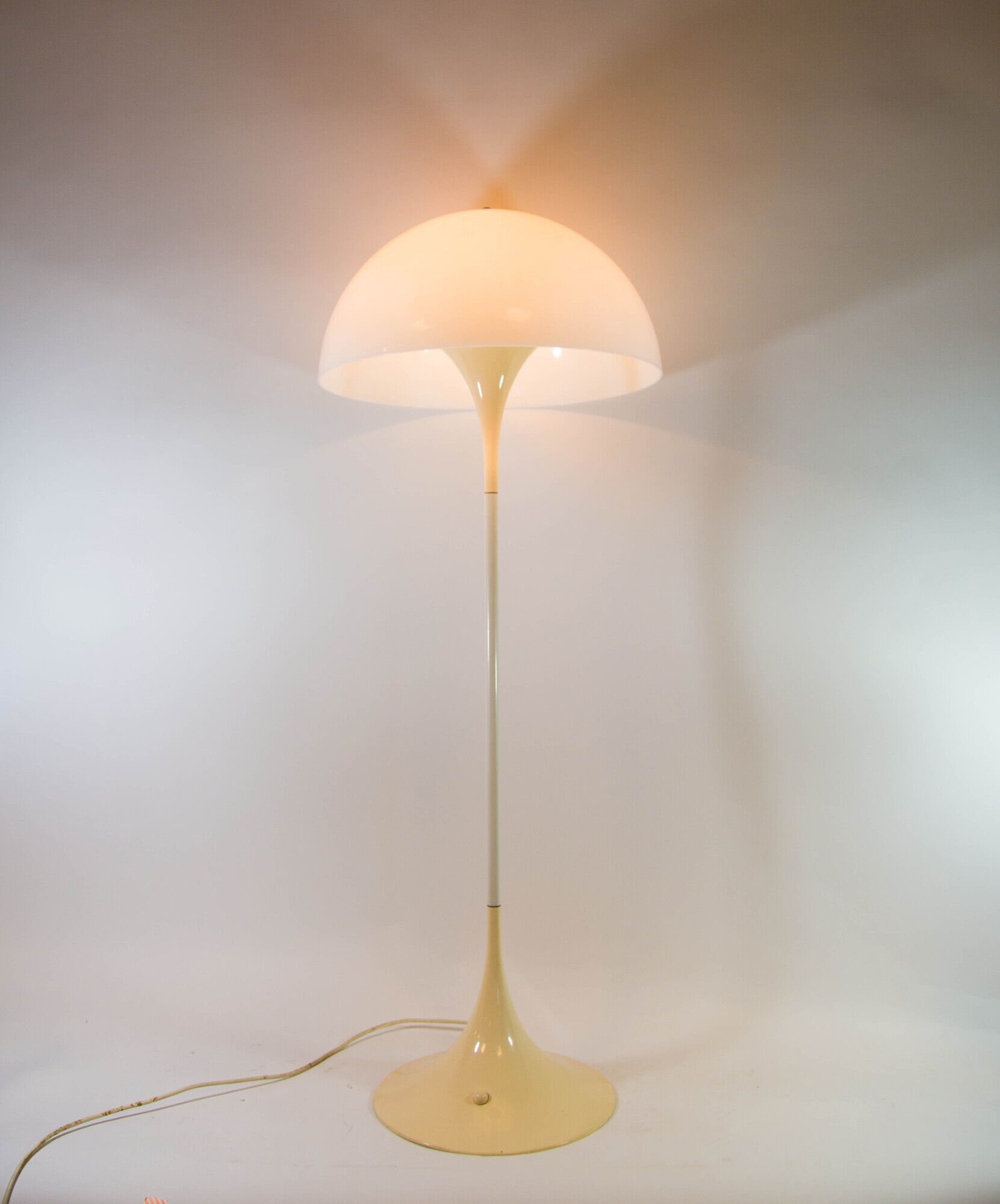 Panthella floor lamp - Design by Verner Panton for Louis Poulsen