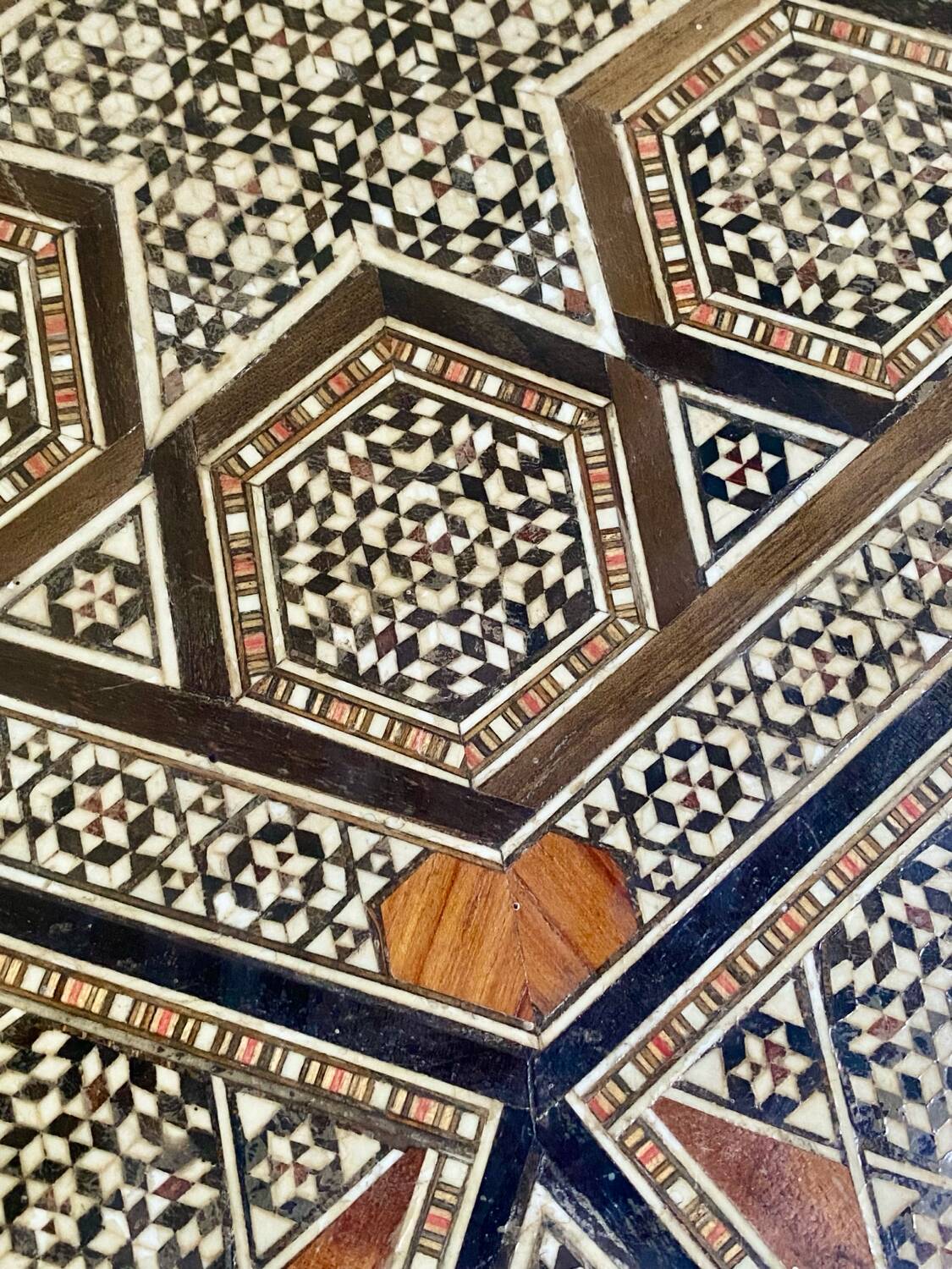 Oriental pedestal table (Syria) in micromozaic (bone, mother-of-pearl)