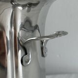 Seau à champagne en métal argenté, poignées intégrées, design classique.