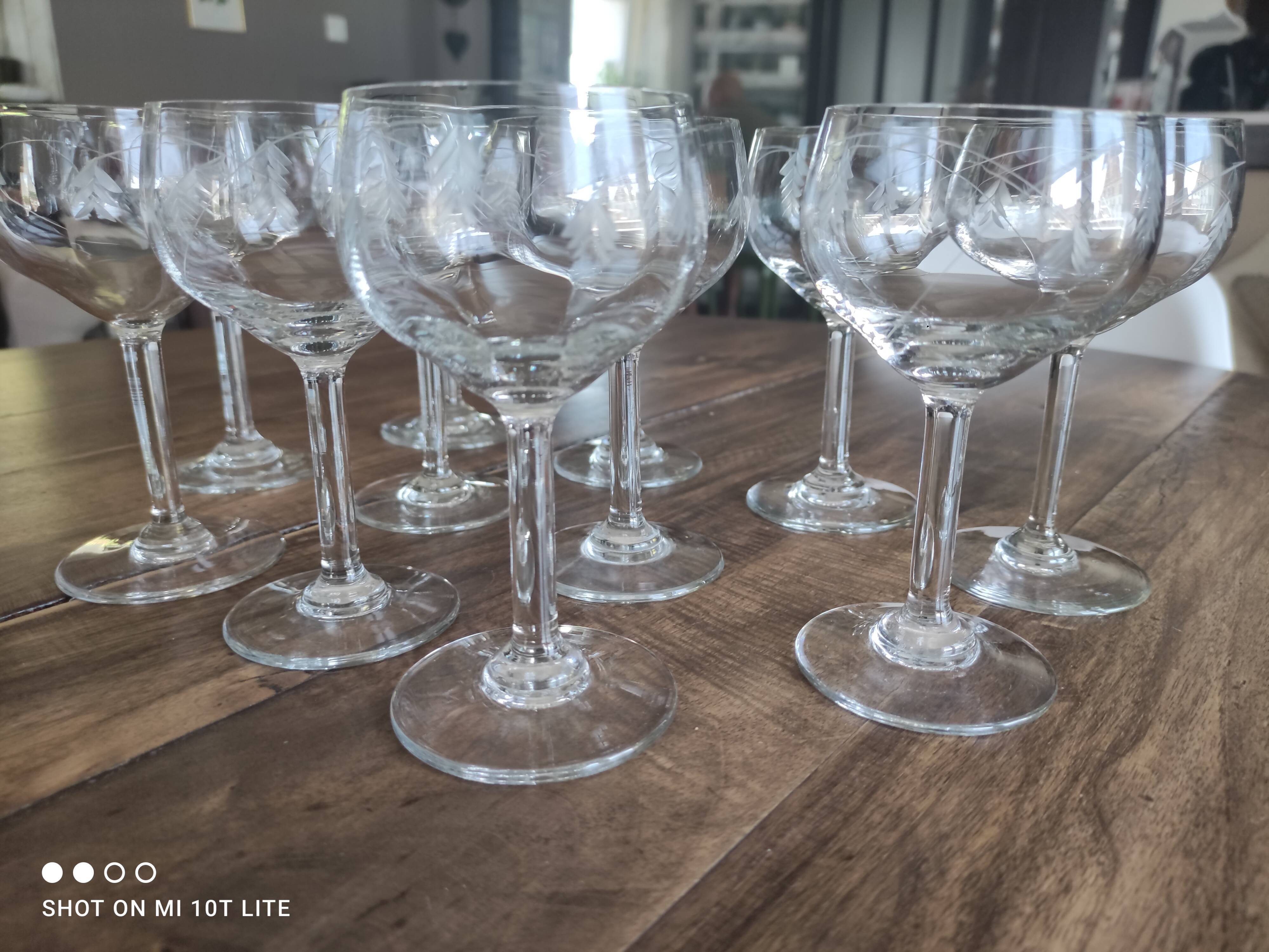 Lot de 11 verres à vin blanc ancien en verre ciselé