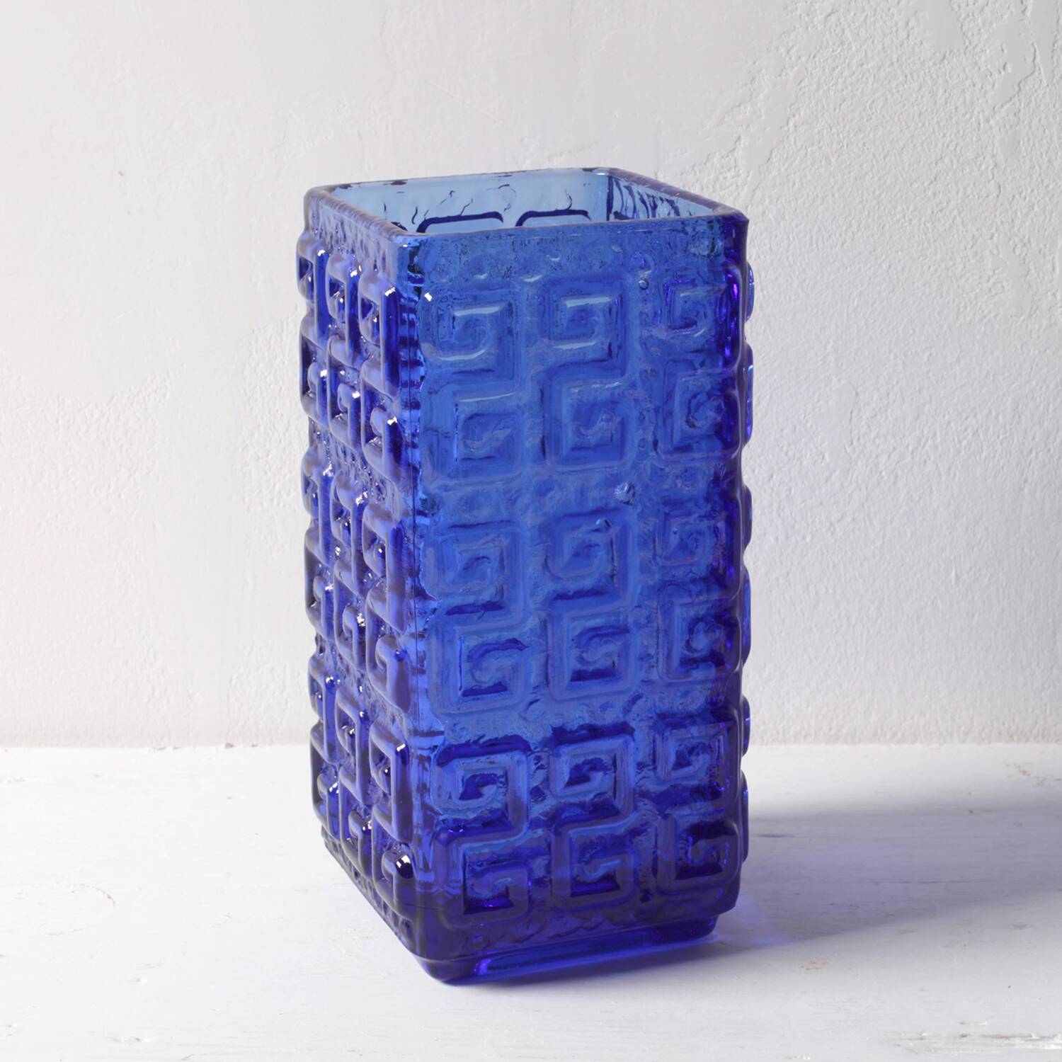 Vase en verre bleu cobalt du milieu du siècle : design finlandais par Tamara Aladin