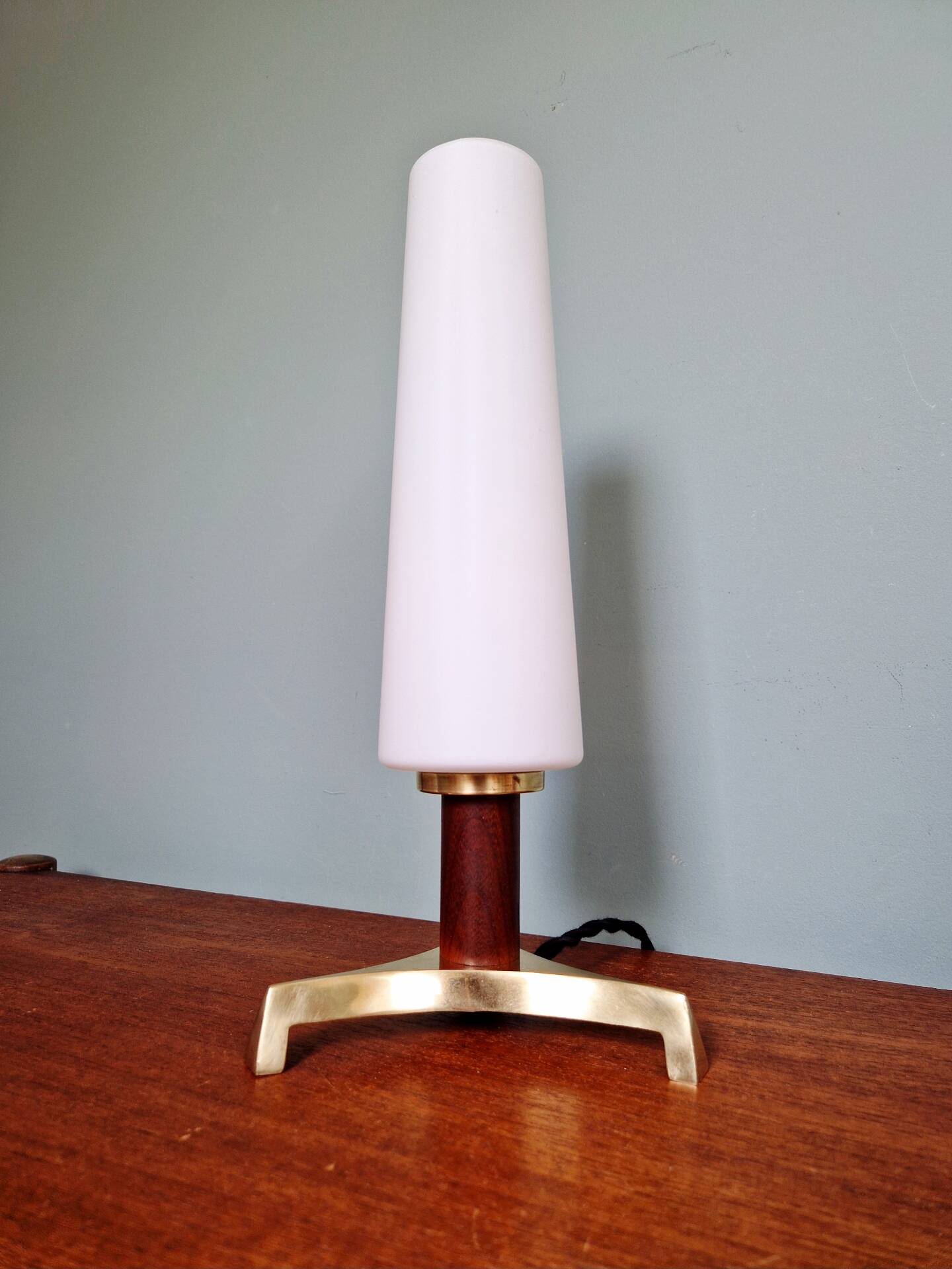 Lampe de table tripode en laiton et teck avec une bobèche tubulaire en opaline blanche satinée, design scandinave, années 1960.