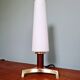 Lampe de table tripode en laiton et teck avec une bobèche tubulaire en opaline blanche satinée, design scandinave, années 1960.
