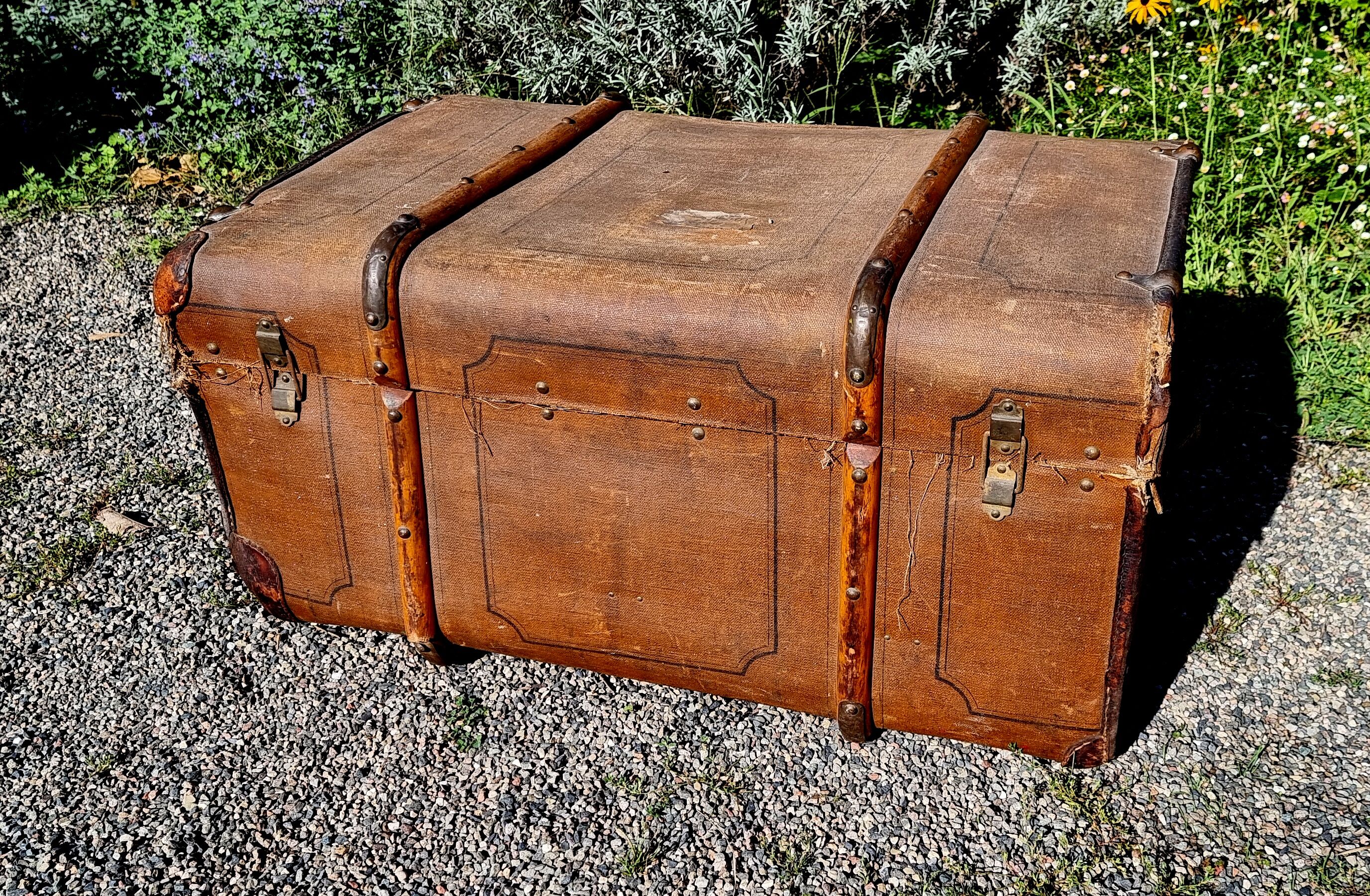 Travel trunk 1900
