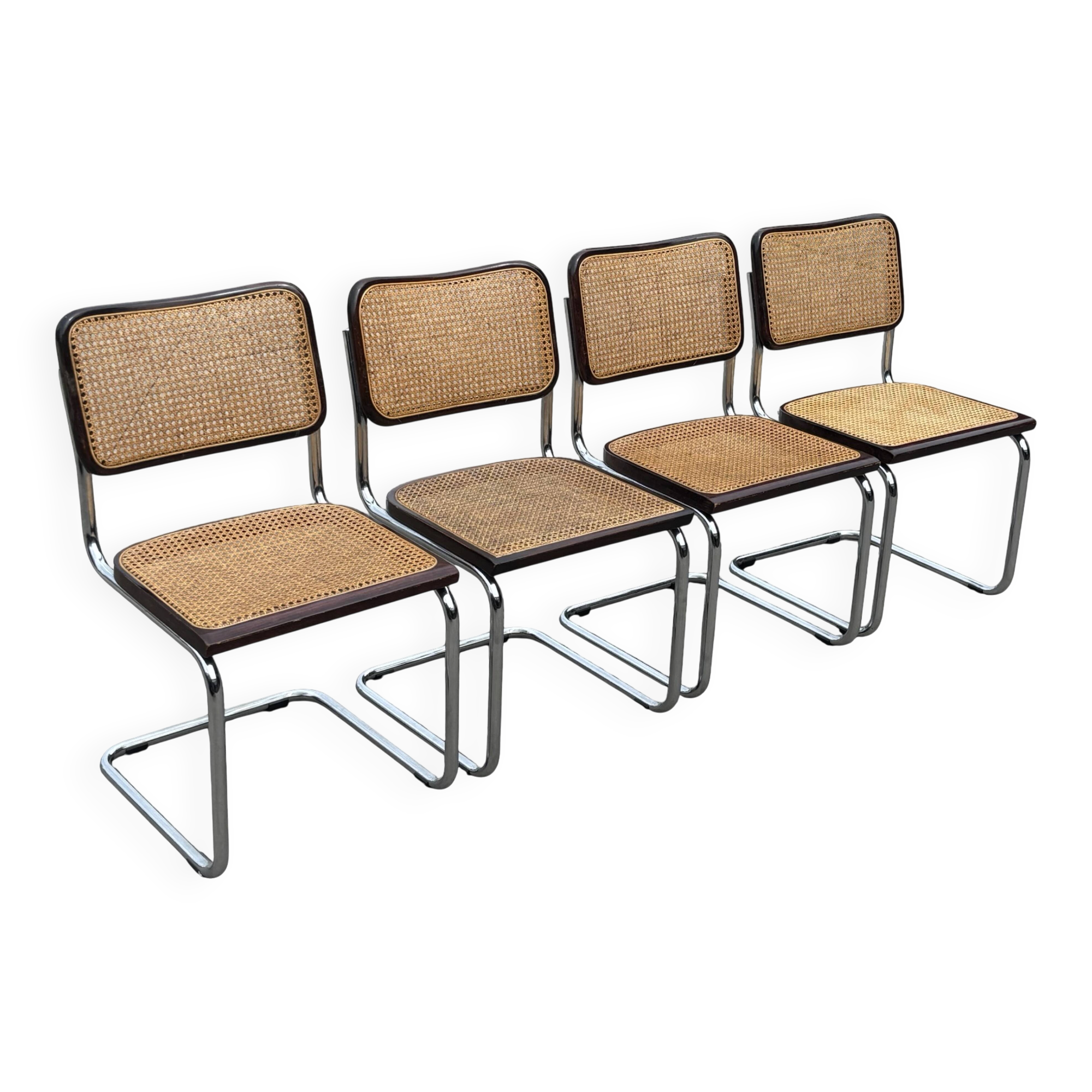 Ensemble de 4 chaises Cesca B32 conçues par Marcel Breuer, cadre marron foncé.