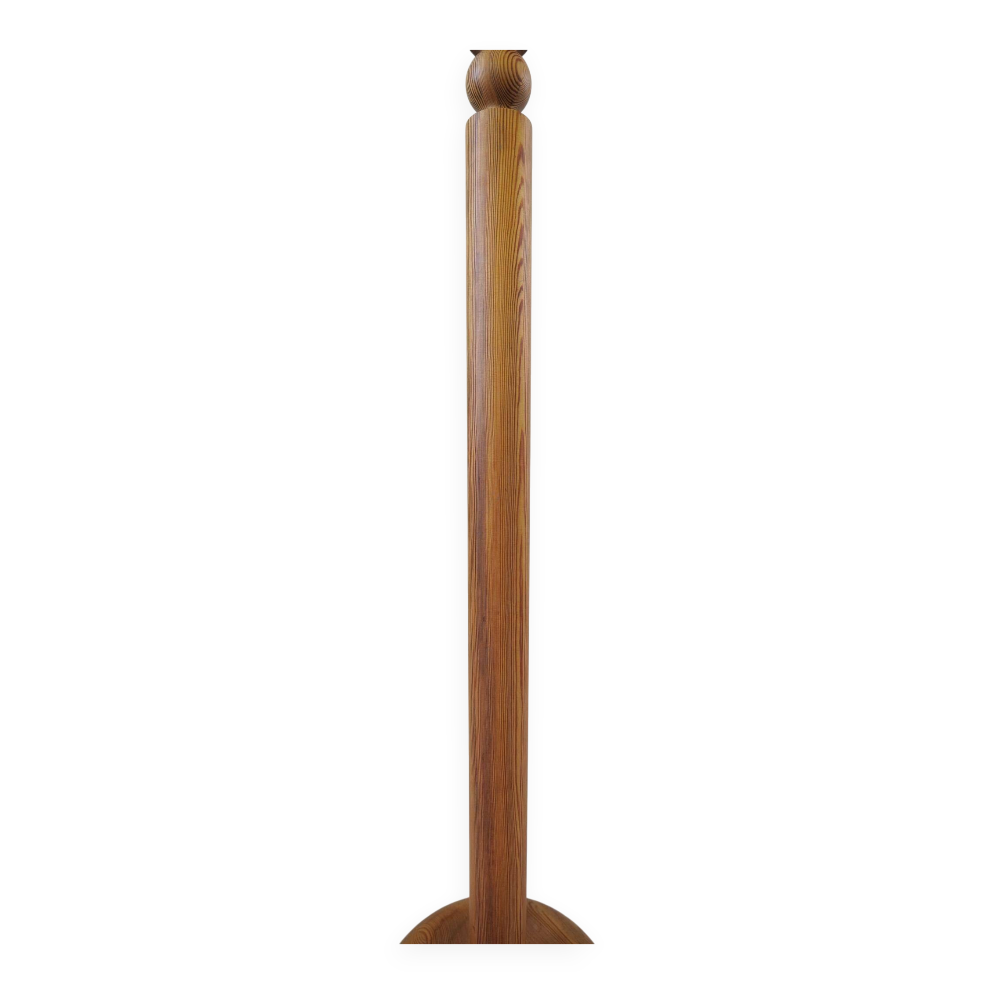 Modern sculptural Scandinavian floor lamp in pine by Uno Kristiansson, Sweden, 1970s.