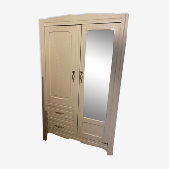 Armoire parisienne avec miroir