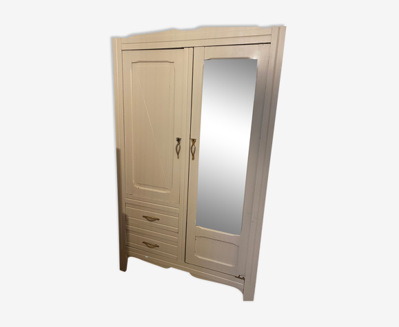 Armoire parisienne avec miroir