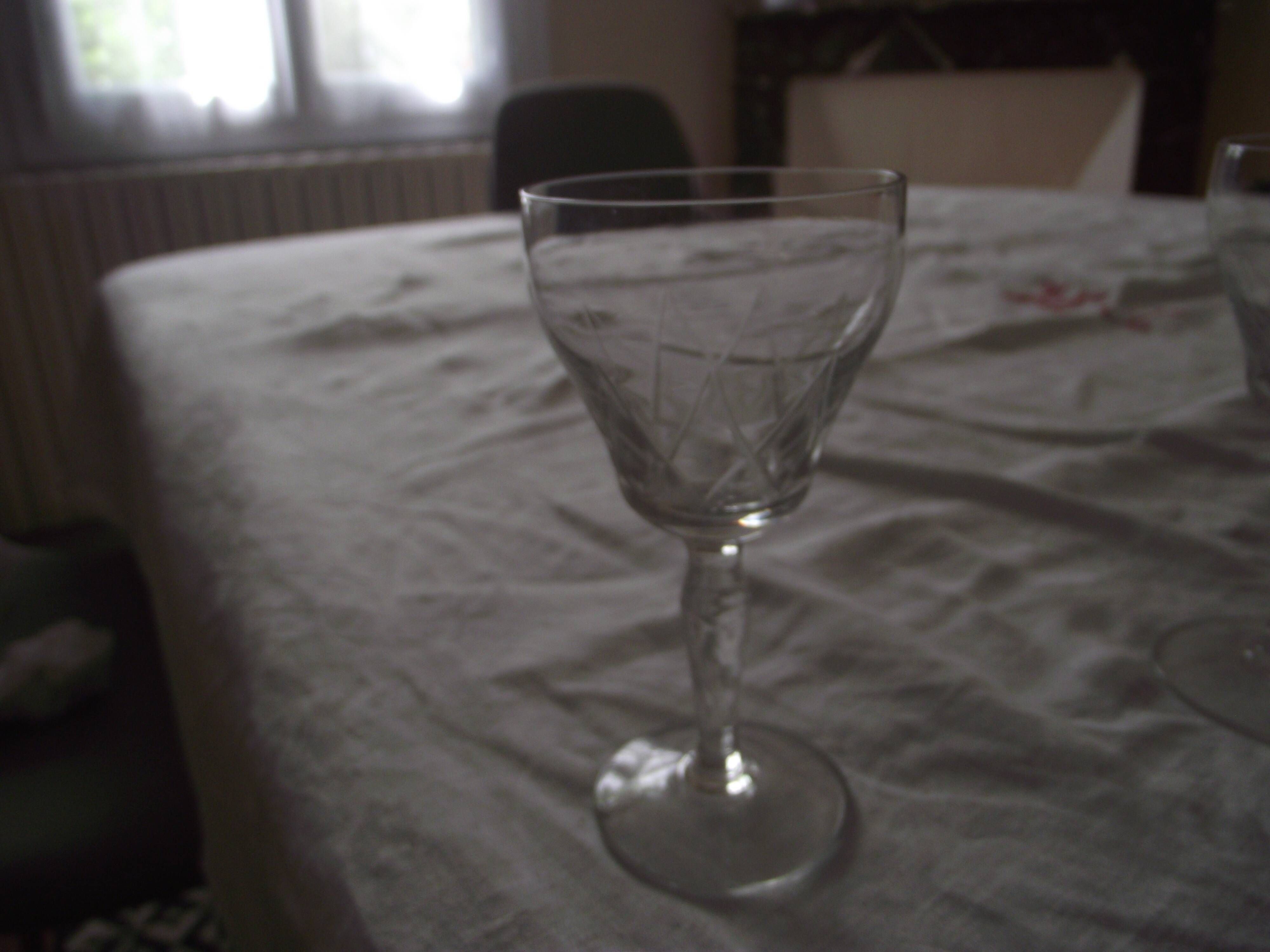 12 glasses Crystal cut sweet wine says glasses to "Monbazillac"