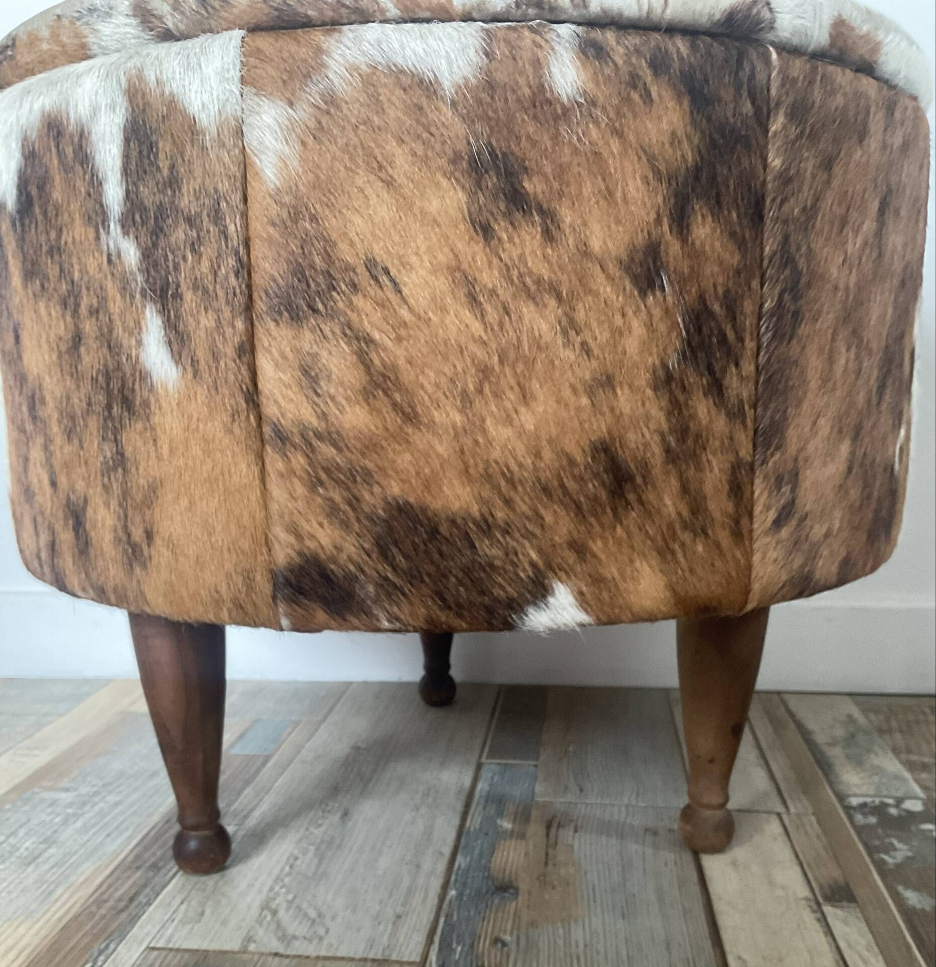Tripod storage pouffe in wood and cowhide from the 60s-70s.