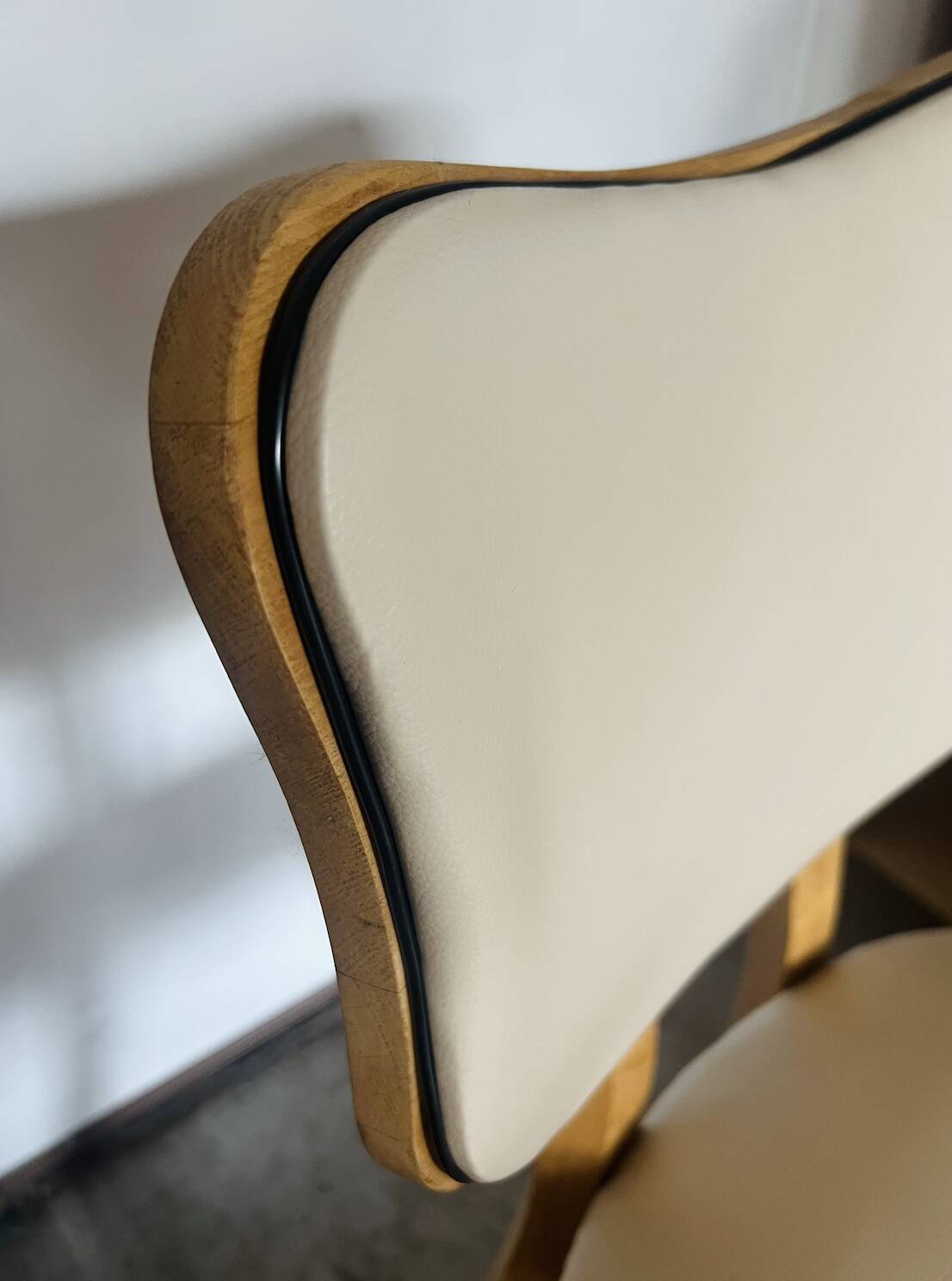 Suite de 4 Fauteuils Vintage « papillon » Pieds Compas