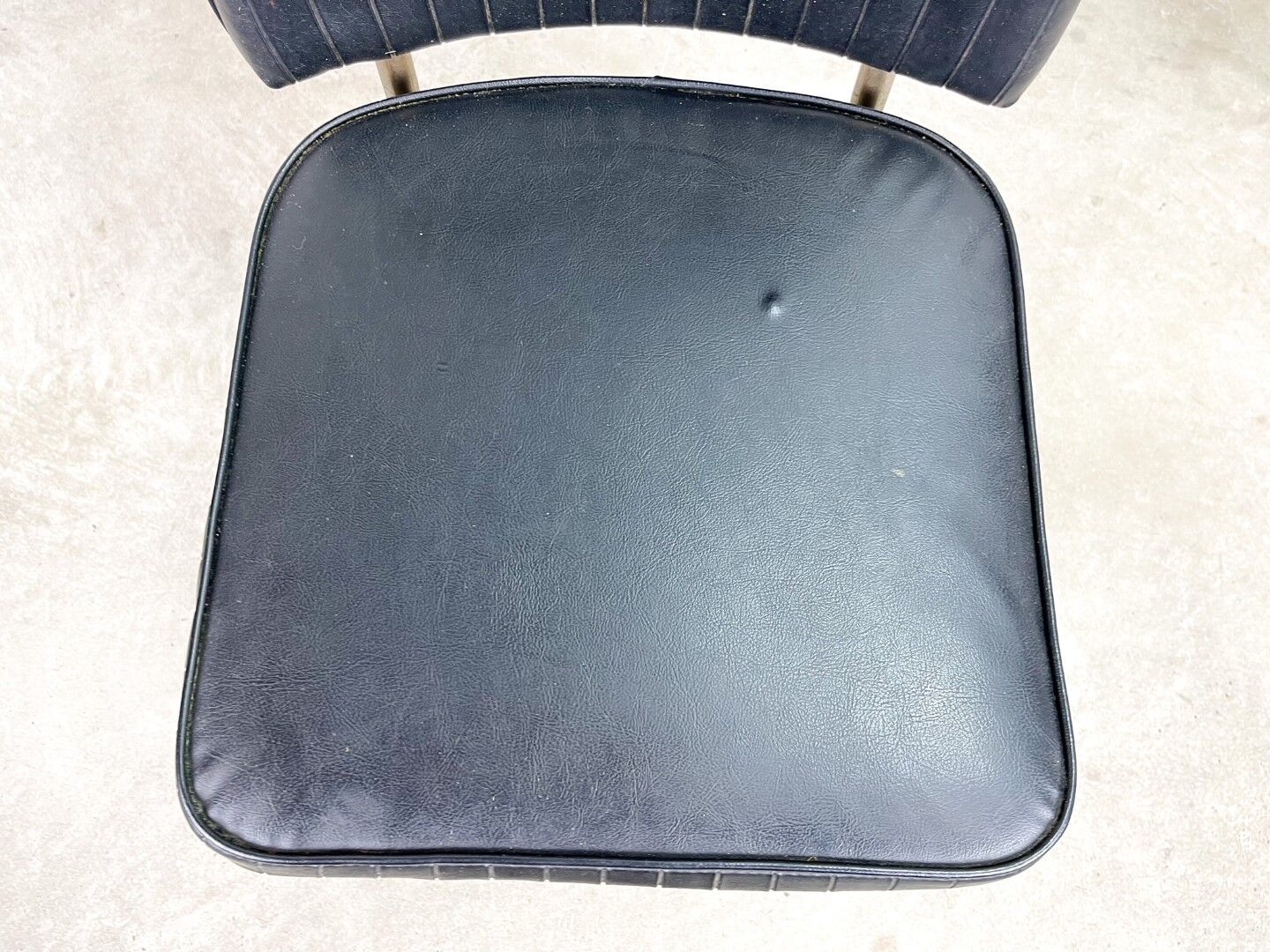 Retro office chair | swivel vintage black chair