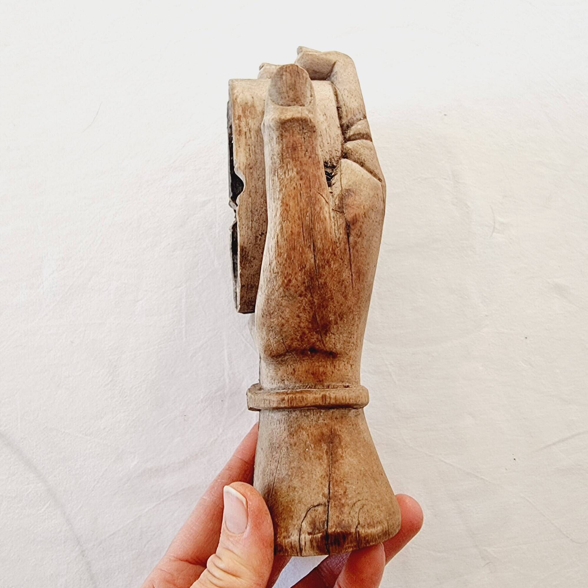 Étrange cendrier sculpté dans le bois et figurant la main sculptée très réaliste d'un Dieu hindou
