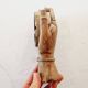 Étrange cendrier sculpté dans le bois et figurant la main sculptée très réaliste d'un Dieu hindou