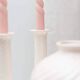 Ensemble en céramique crème des années 60 : deux porte-bougies et un vase avec un émail blanc, design des années 1970.