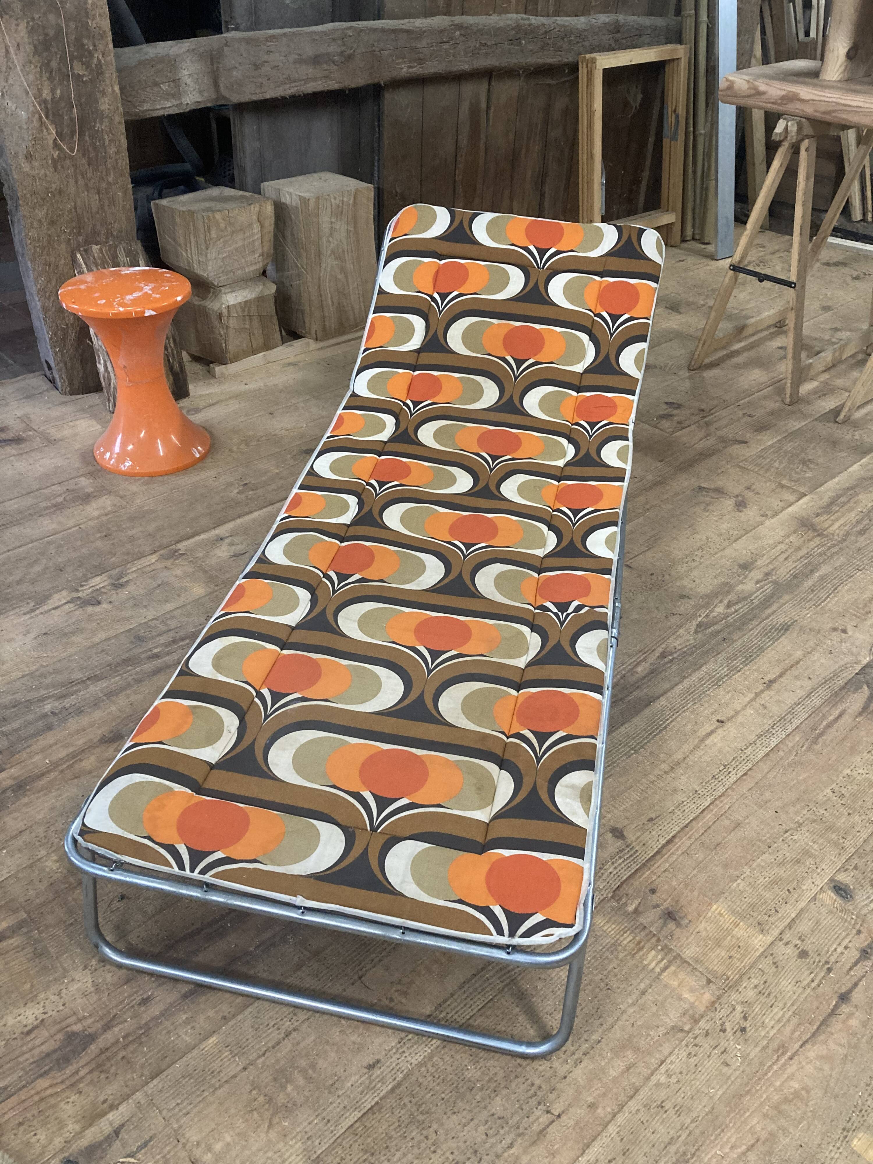 1970 orange pattern / chaise longue / vintage camp bed in metal and fabric
