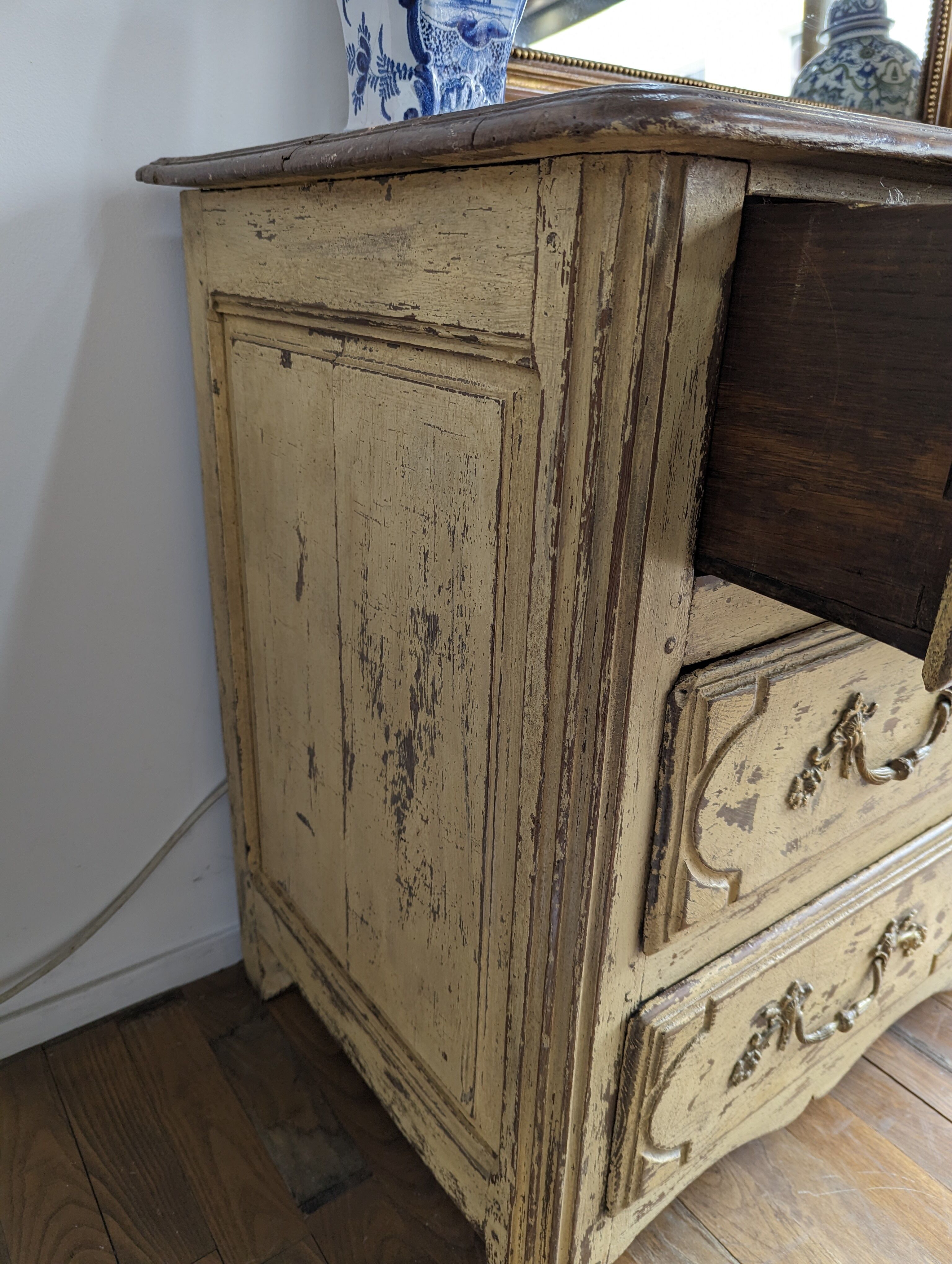 Patinated chest of drawers XVIII era