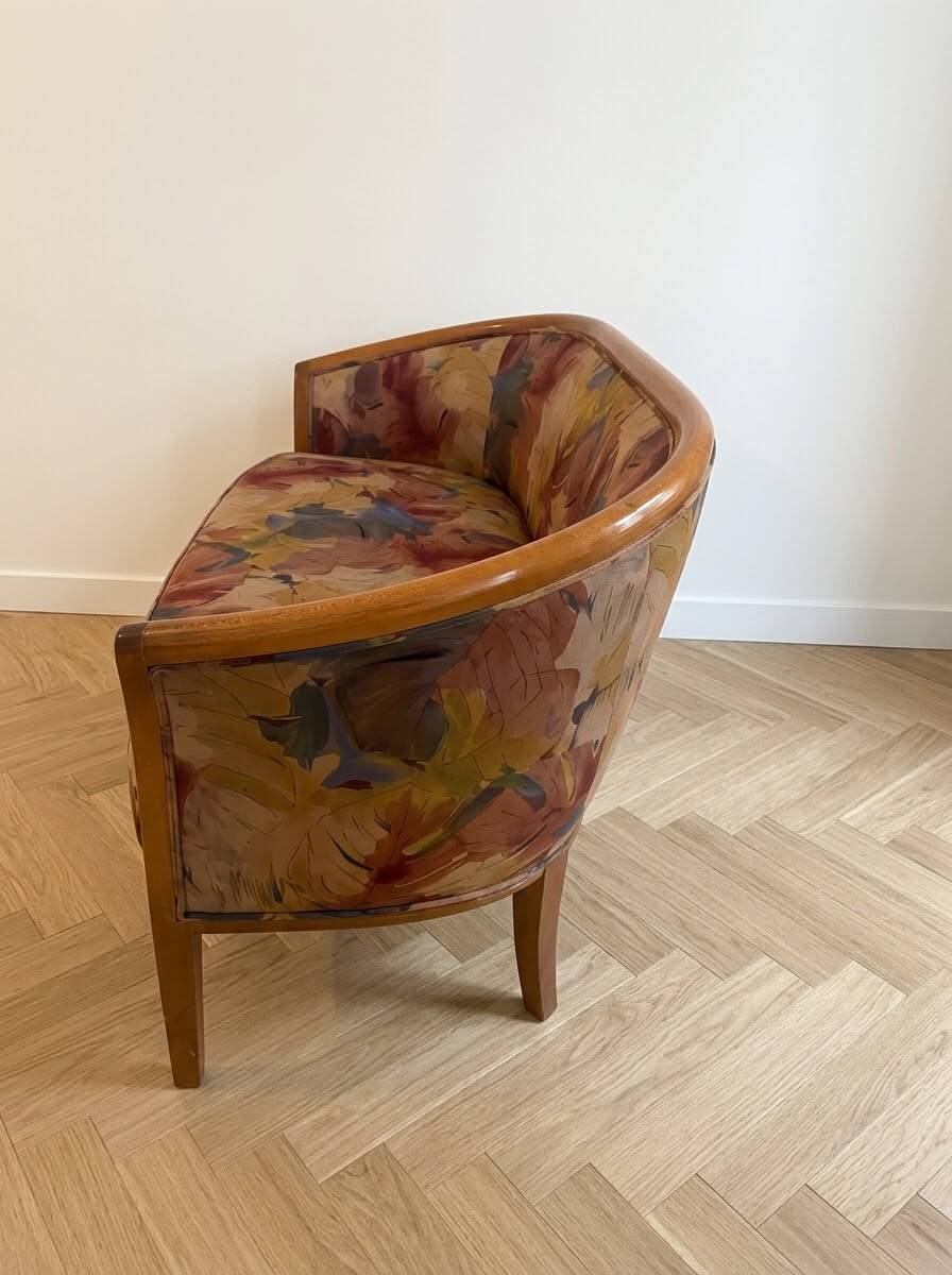 Two-seater banquette in Louis XV style made of wood and floral fabric.