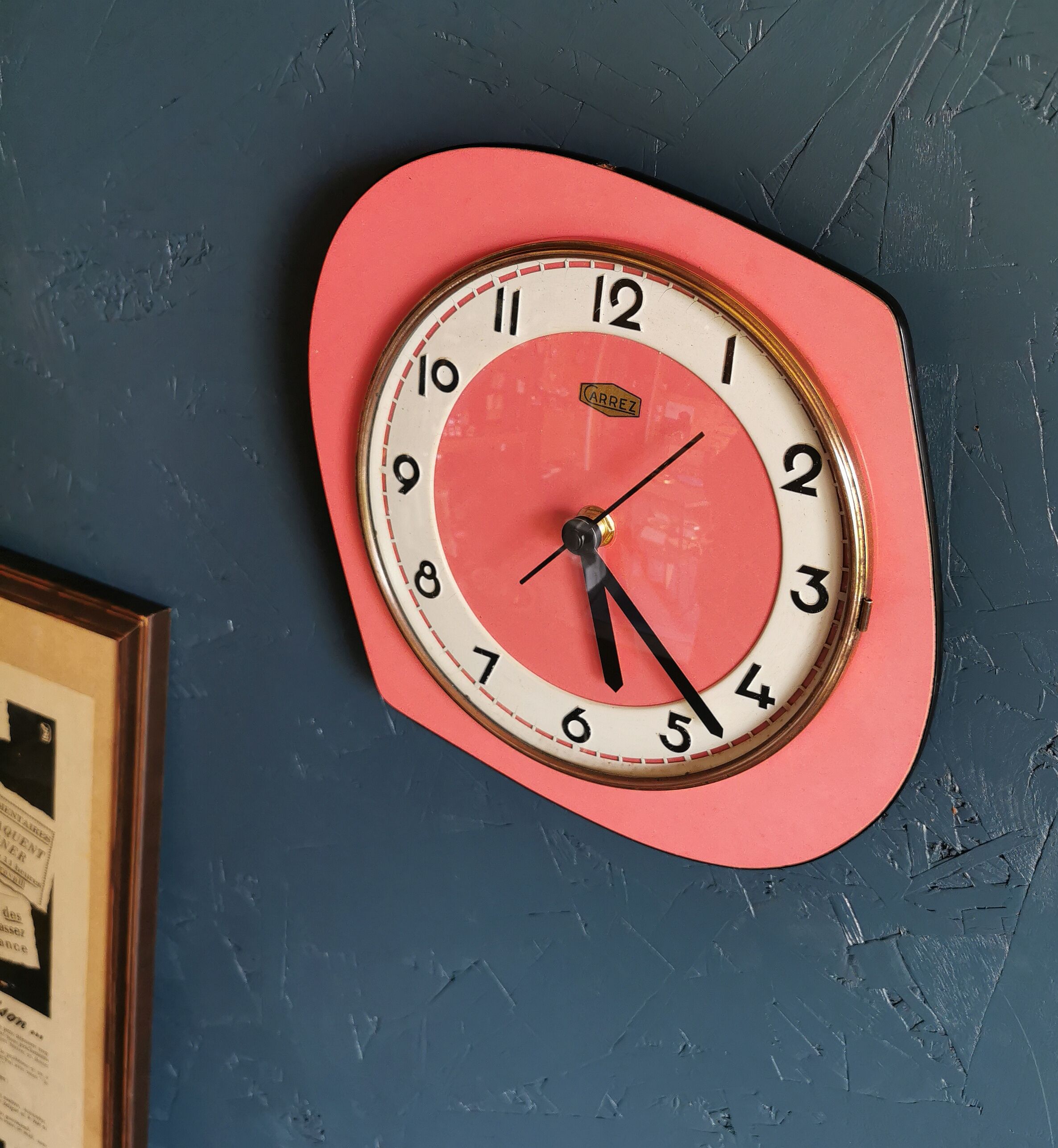 Horloge formica vintage pendule murale silencieuse asymétrique années 60 "Carrez rose"