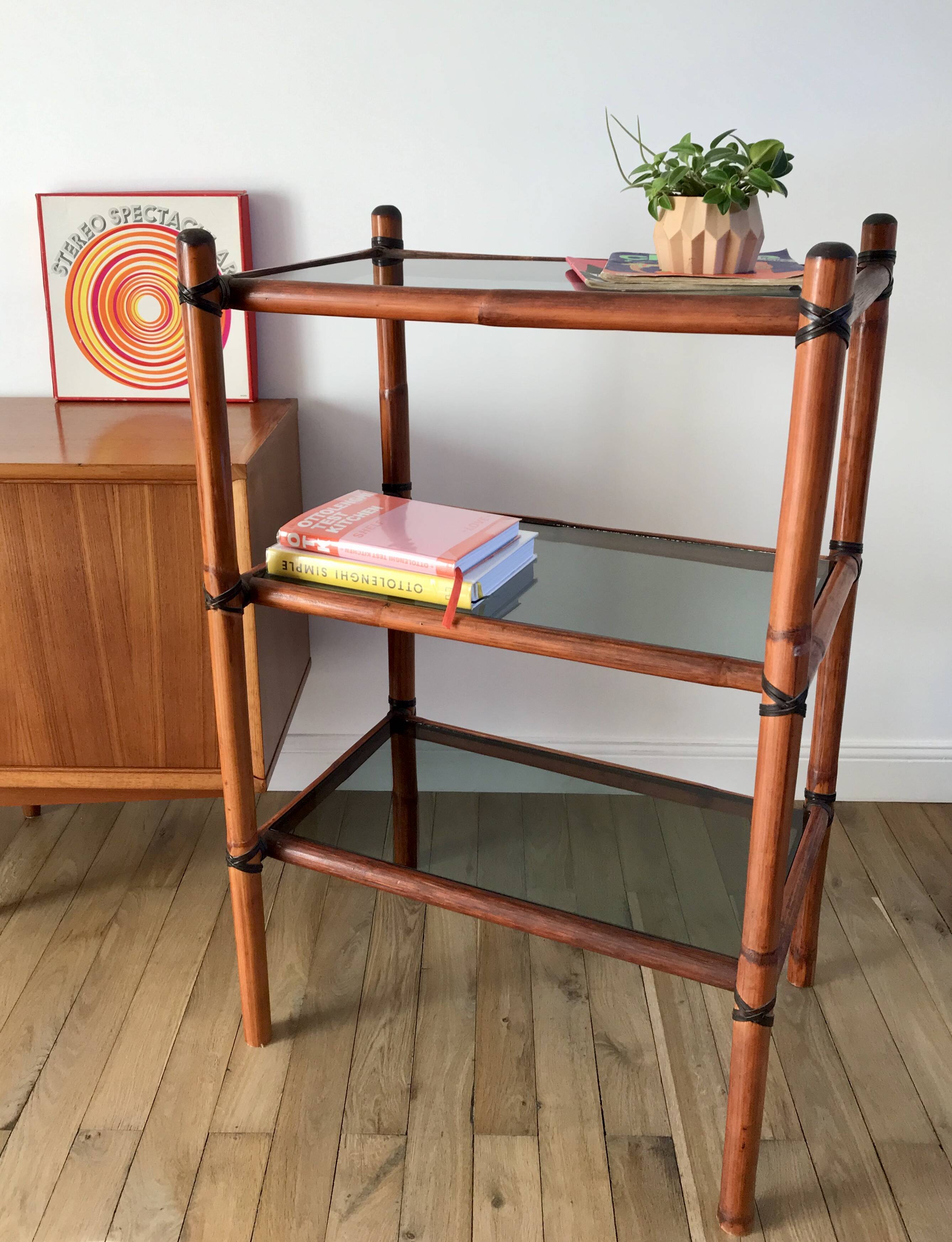 Étagère en rotin, lanières cuir et verre fumé années 70-80