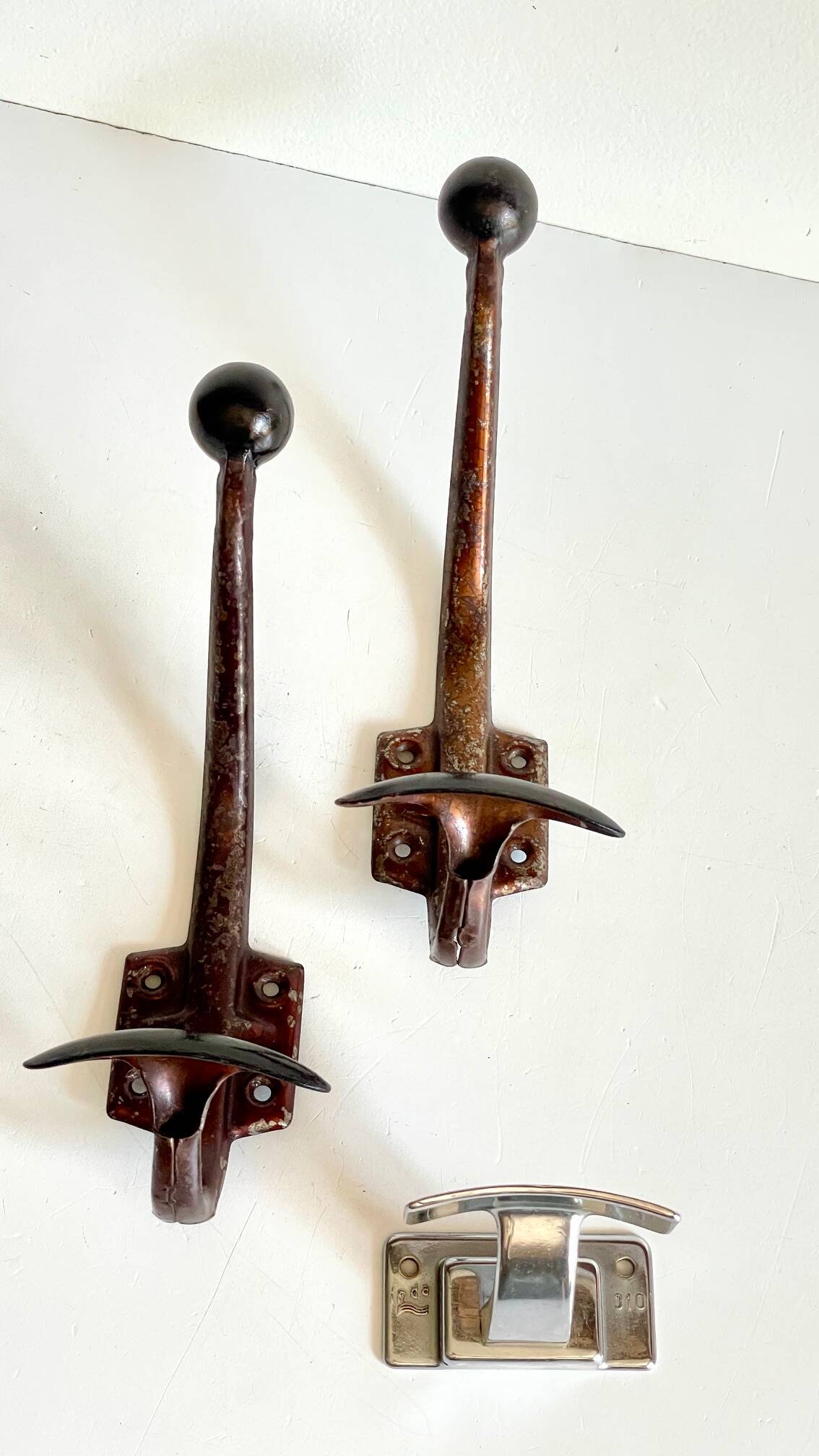 Lot de 3 patères vintage métal patiné