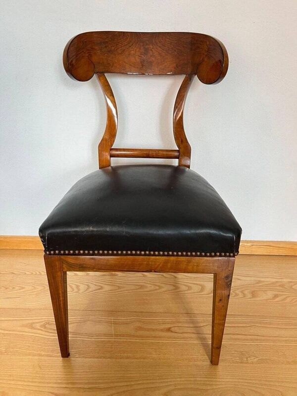 Chaise Pelle Biedermeier en placage de noyer et cuir noir, Autriche, années 1820.