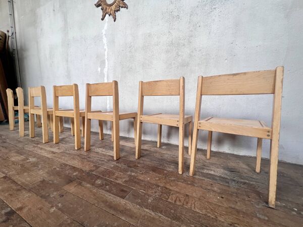Série de 7 chaises scandinaves vintage en bois pour enfant