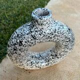 Round varnished flower vase