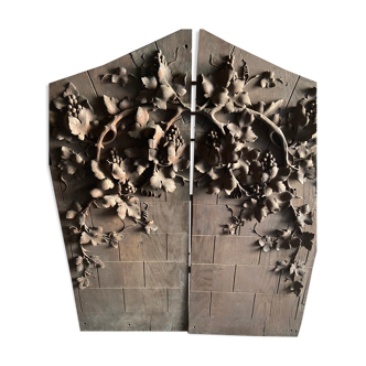 Pair of panel carved in the vine mass