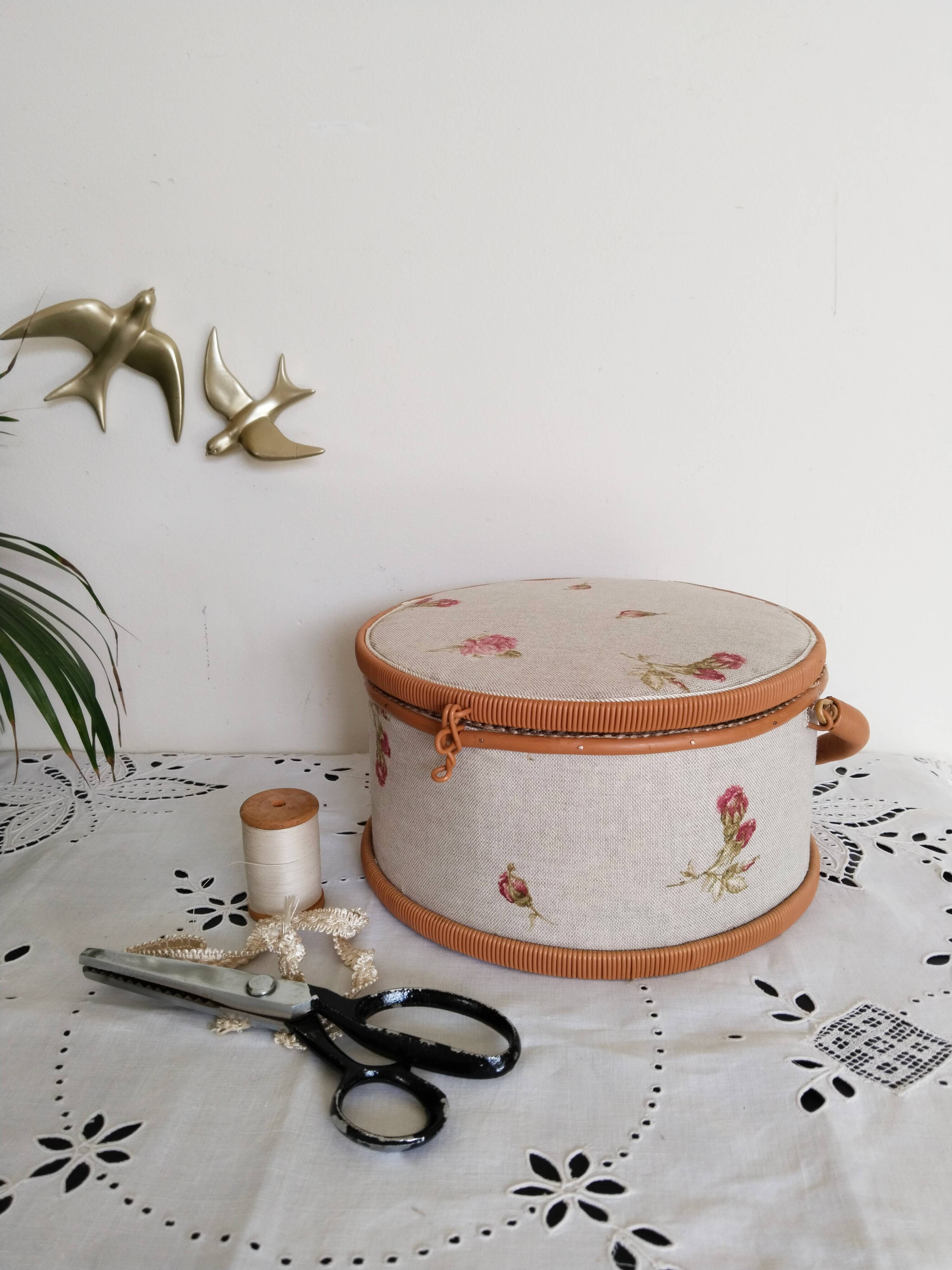 Sewing box, work box, scoubidou and fabric, beige