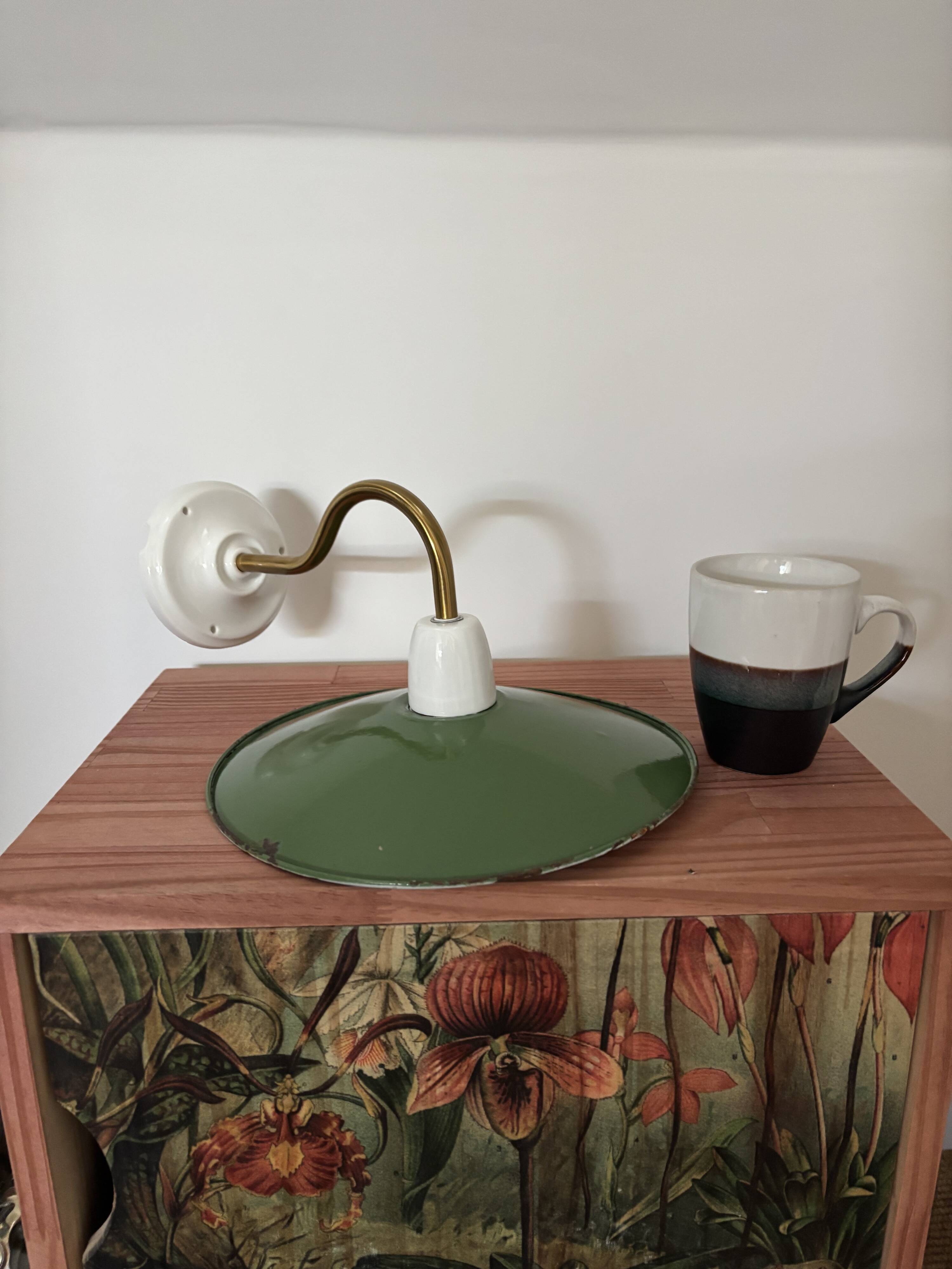 Enamelled sheet metal wall light