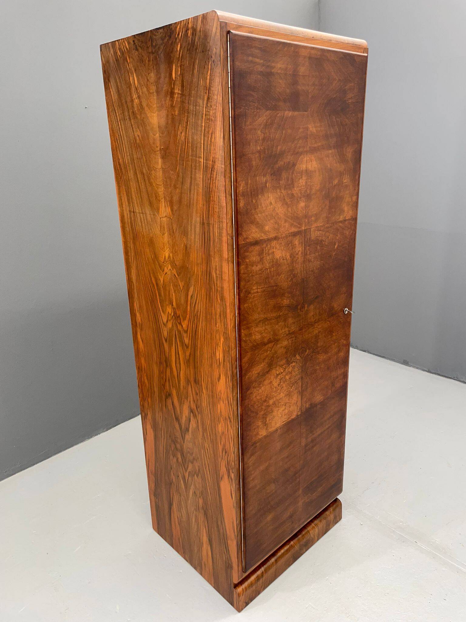 Armoire Art Déco restaurée avec tringle à vêtements, placage de noyer, Tchécoslovaquie, années 1930