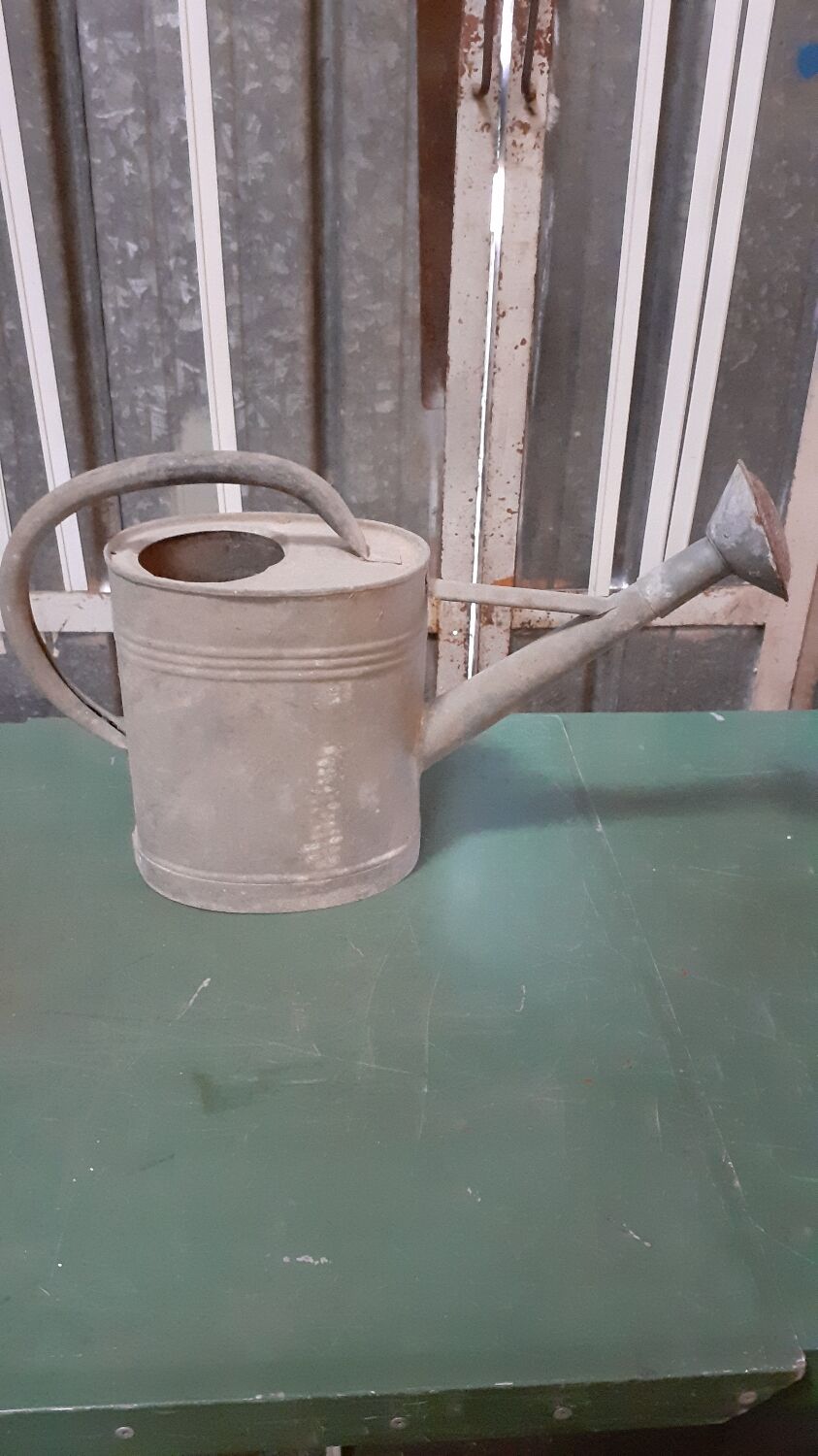 Zinc watering can