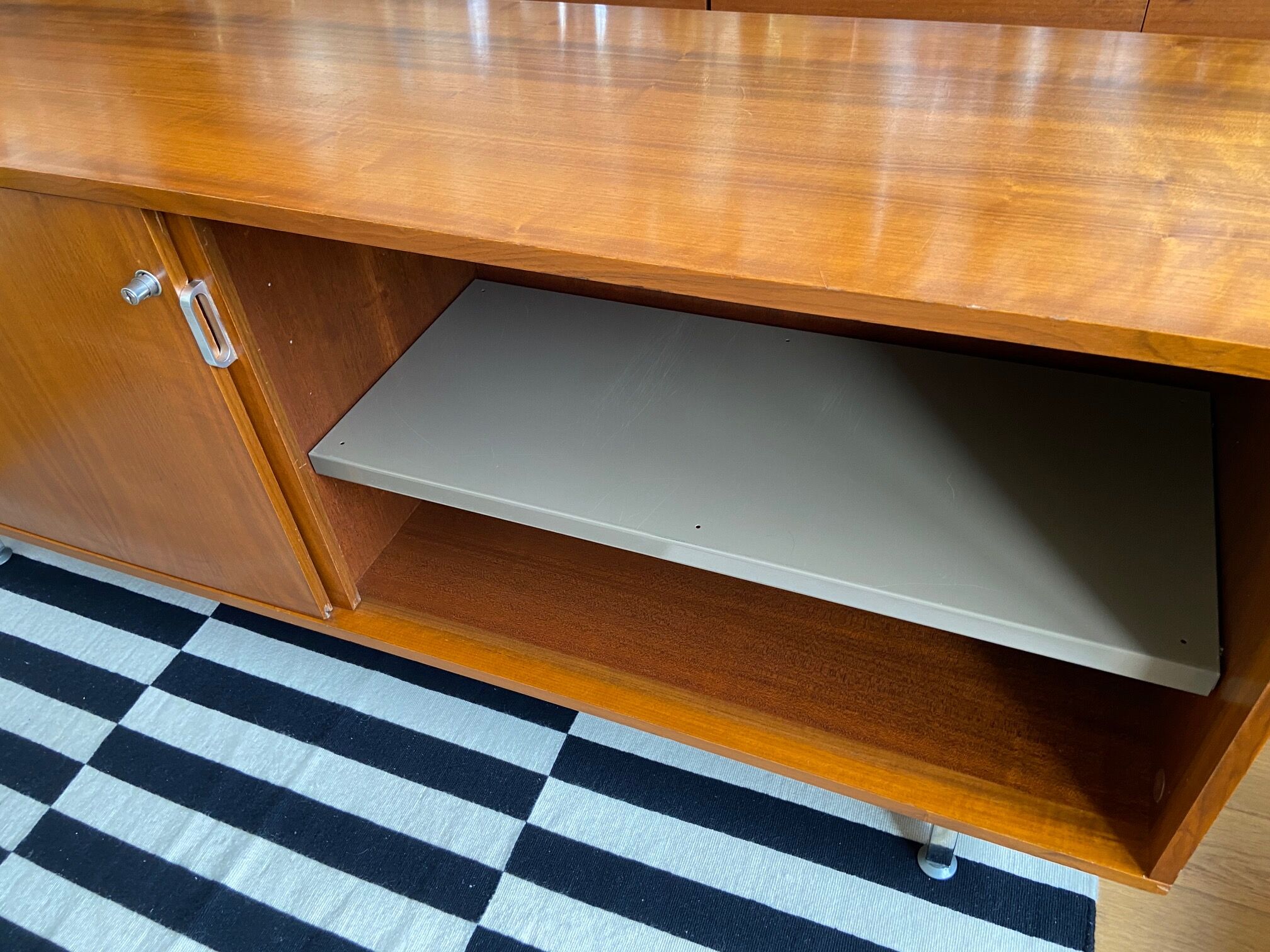 Teak veneer sideboard 80's