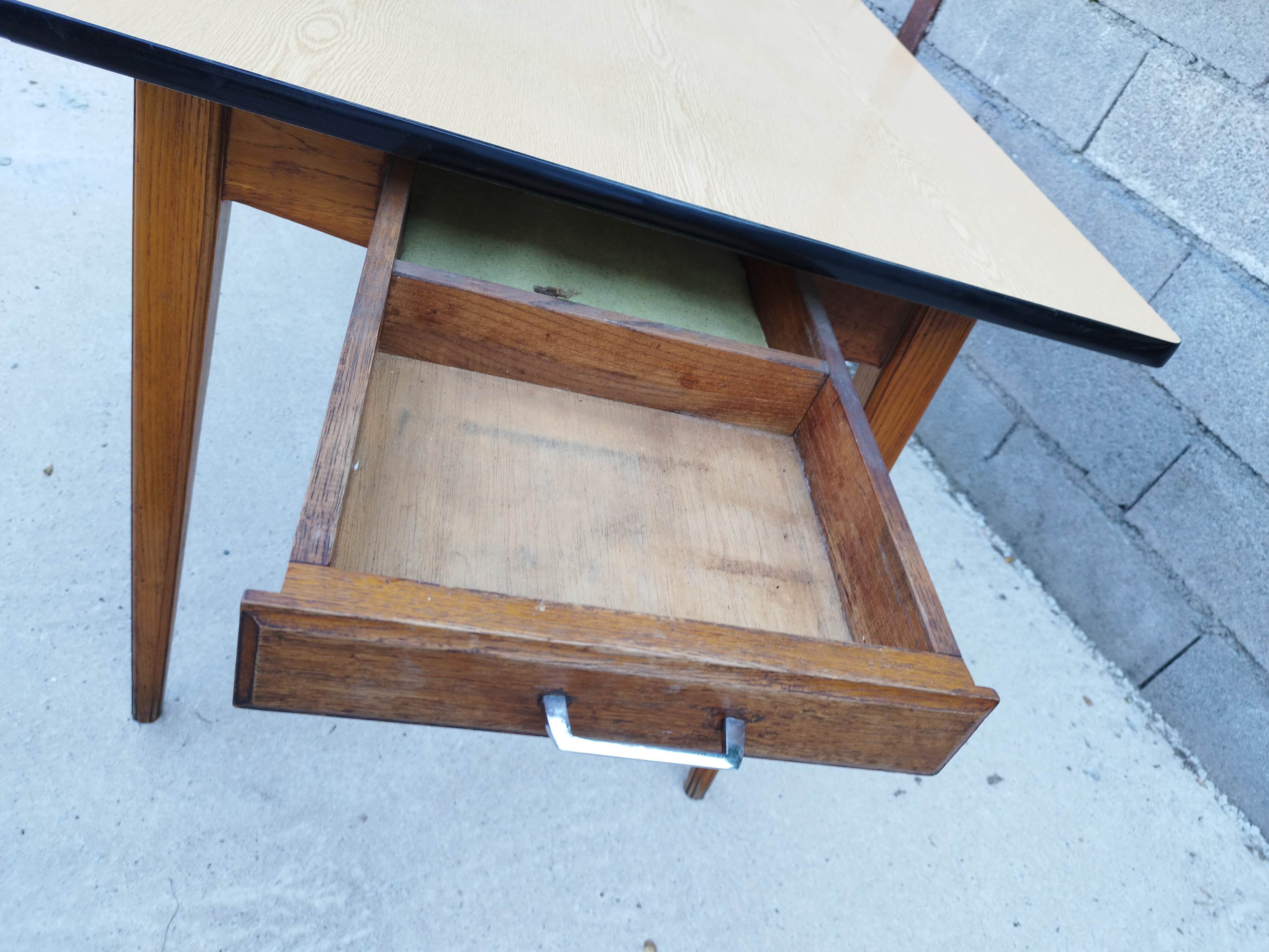 Large table with oak spindle top formica year 50