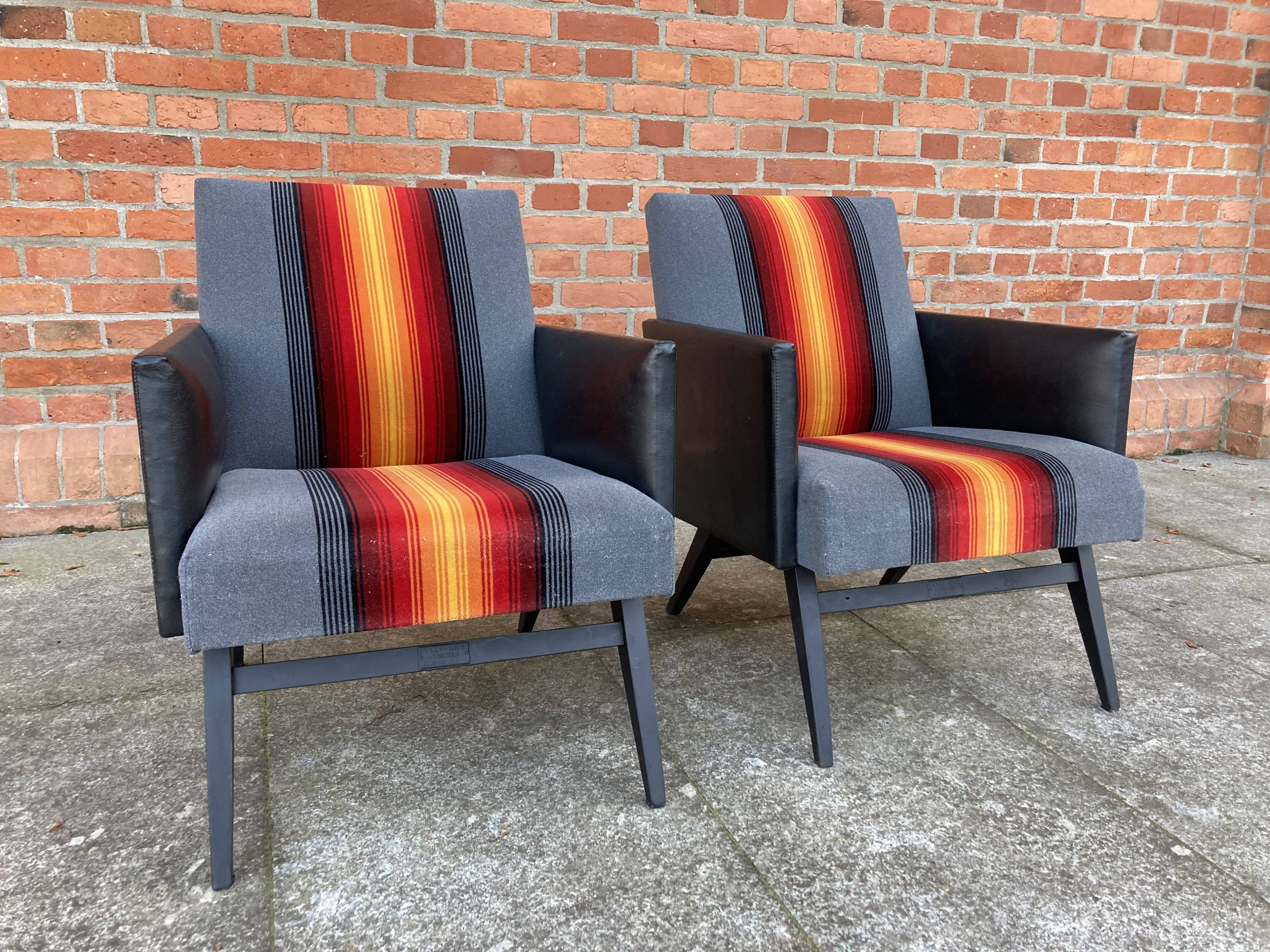 Paire de fauteuils "feu" des années 80