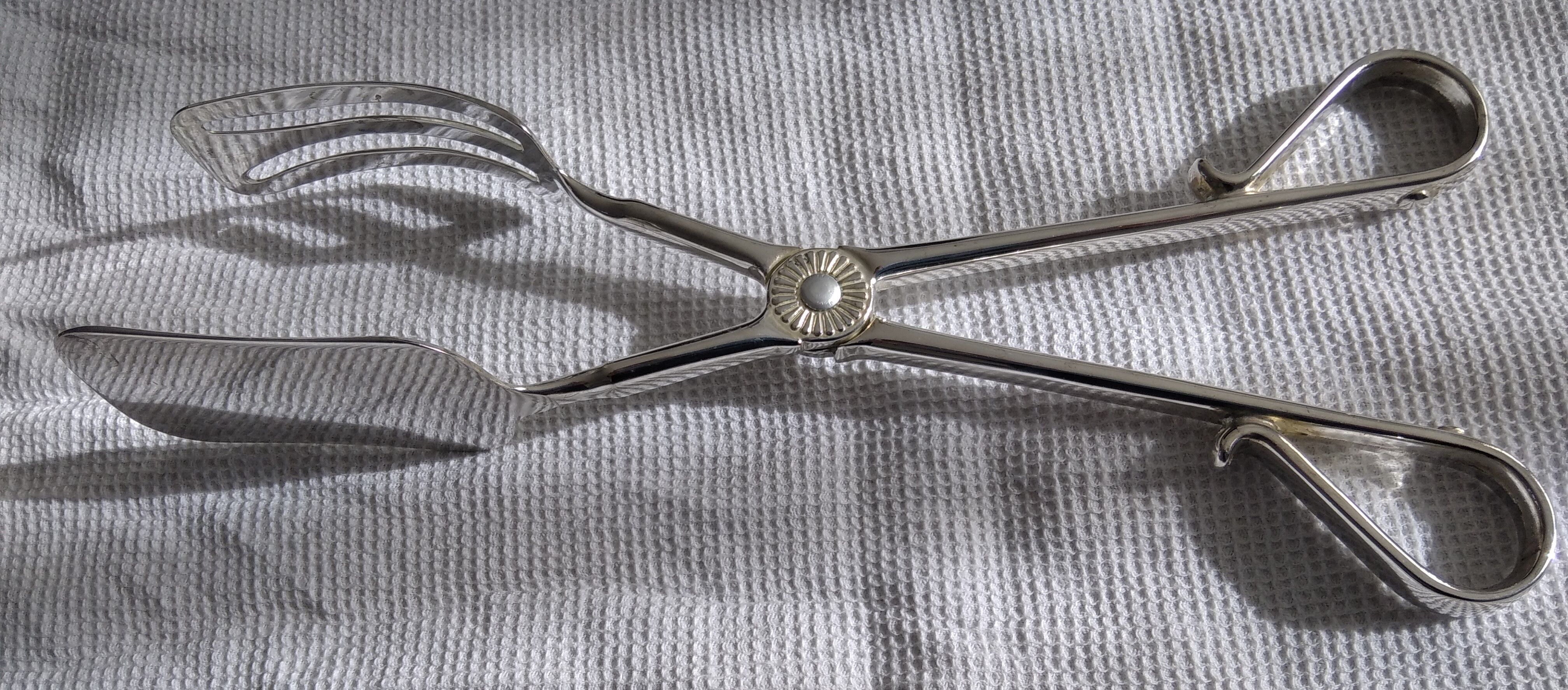 Silver metal cake pinch