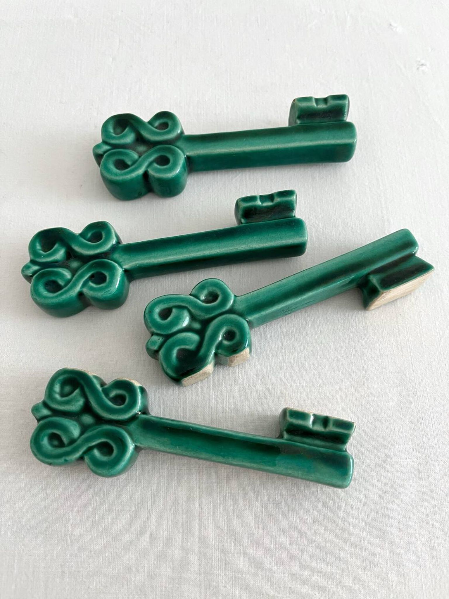 4 green ceramic knife rests in vintage key shape
