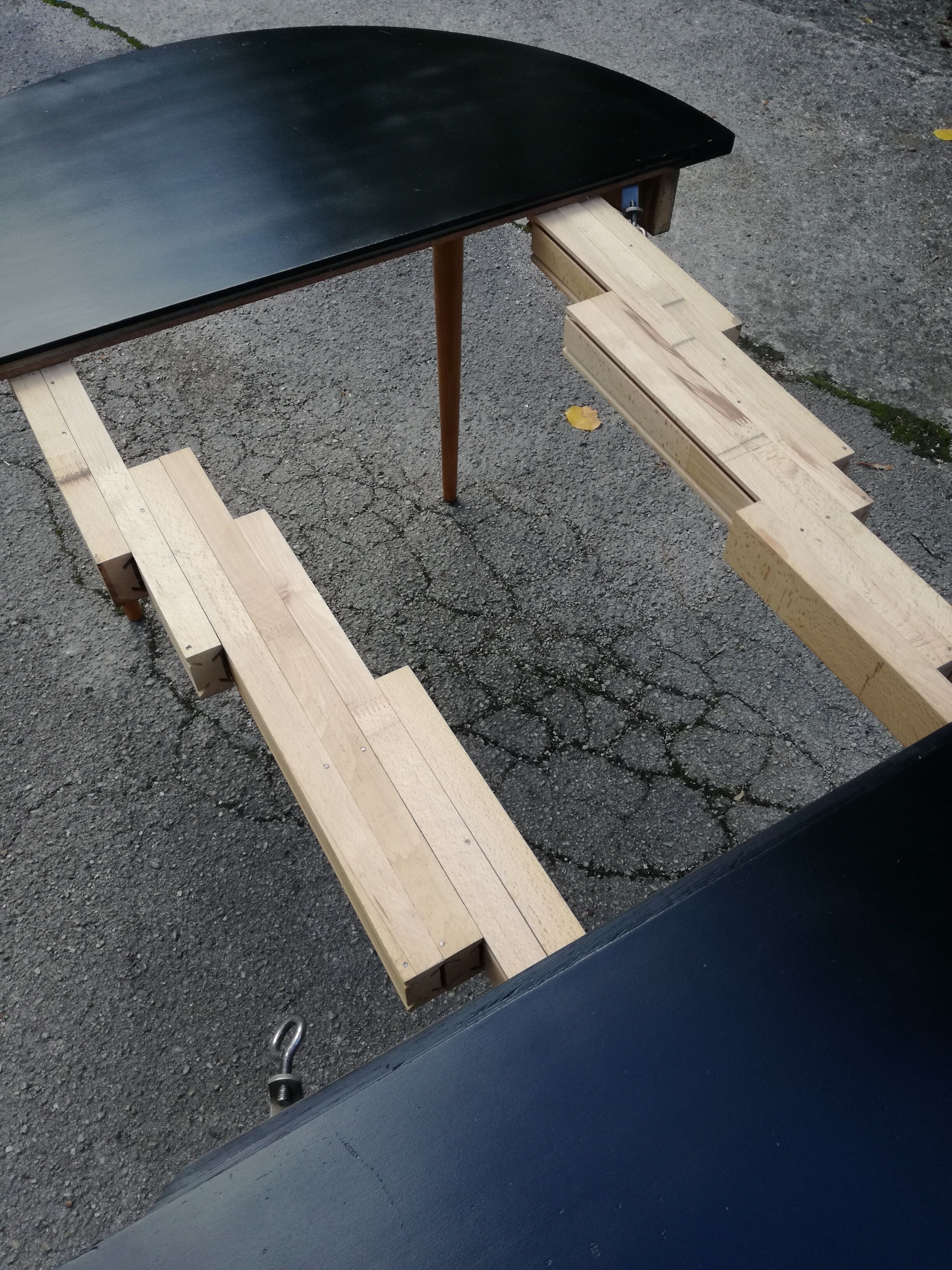 Expandable round dining table 2m46