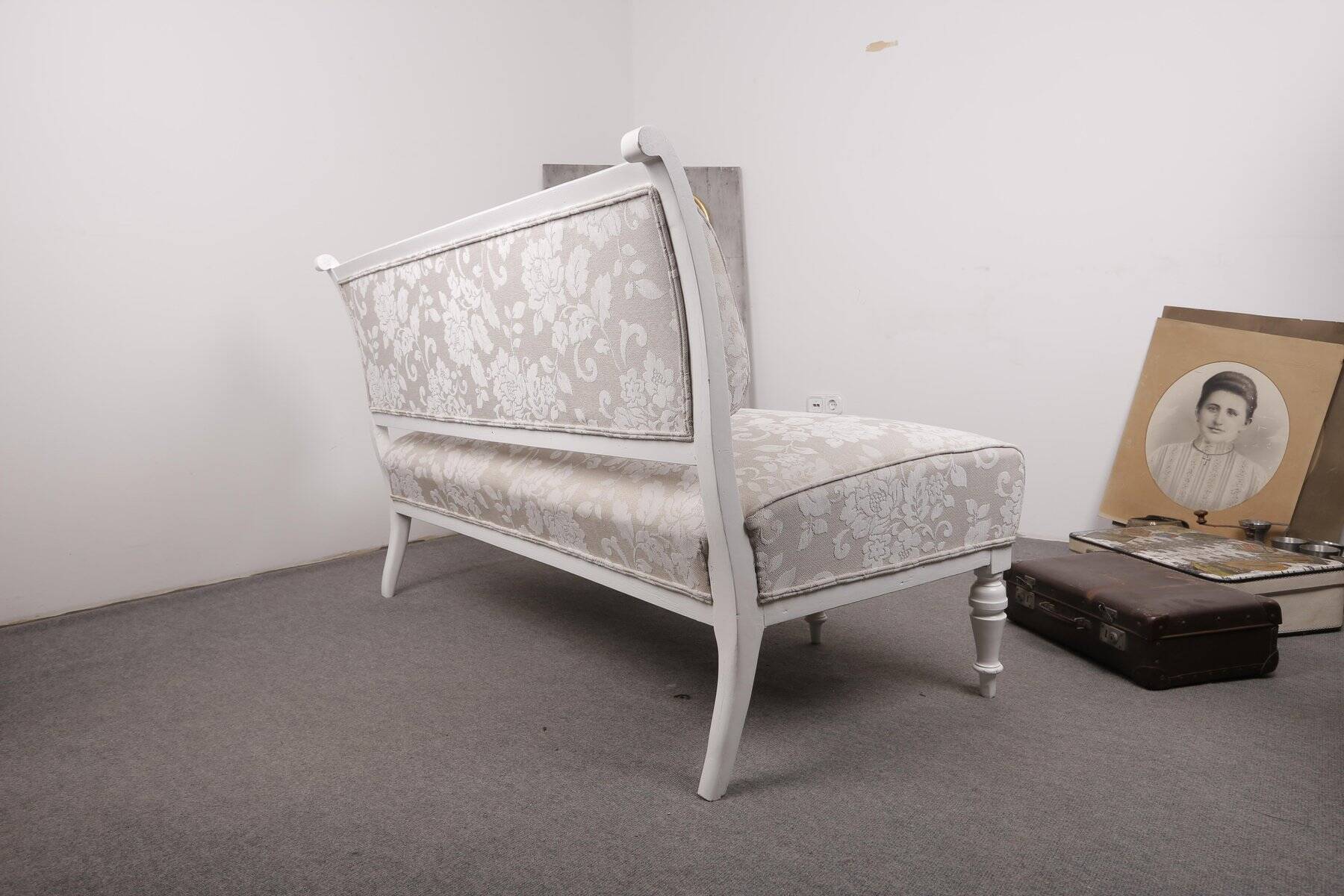 Two-seater canapé painted white with reupholstered beige fabric, wooden frame painted in 1890 style.