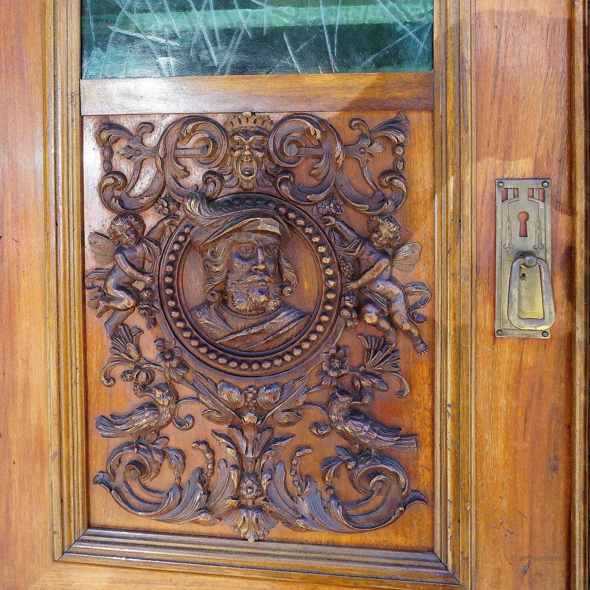 Buffet ancien en bois sculpté avec plusieurs sculptures