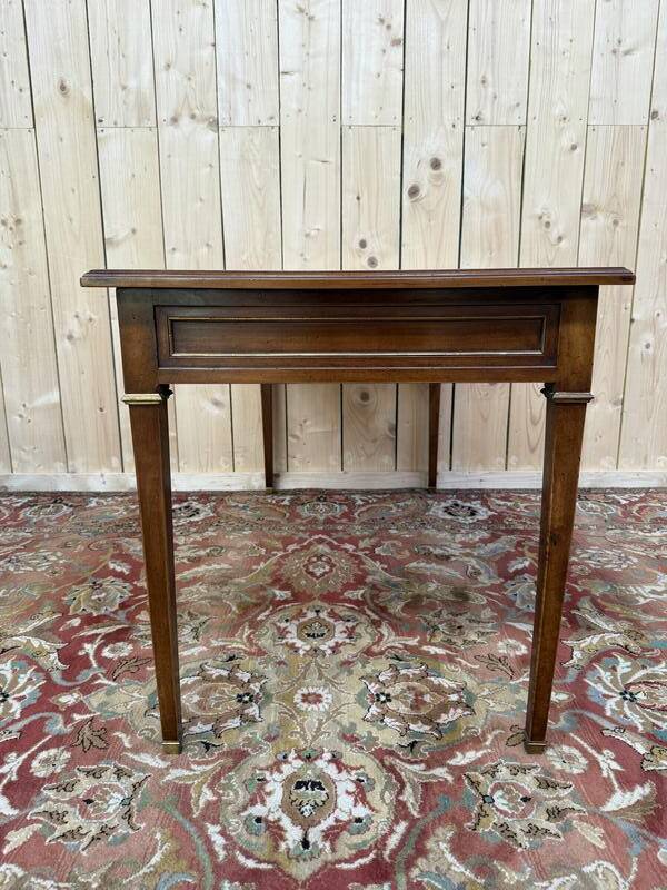 Bureau plat de style Louis XVI en merisier et cuir noir