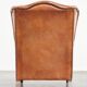 Fauteuil en cuir confortable et bien entretenu, fini avec des clous décoratifs de style anglais