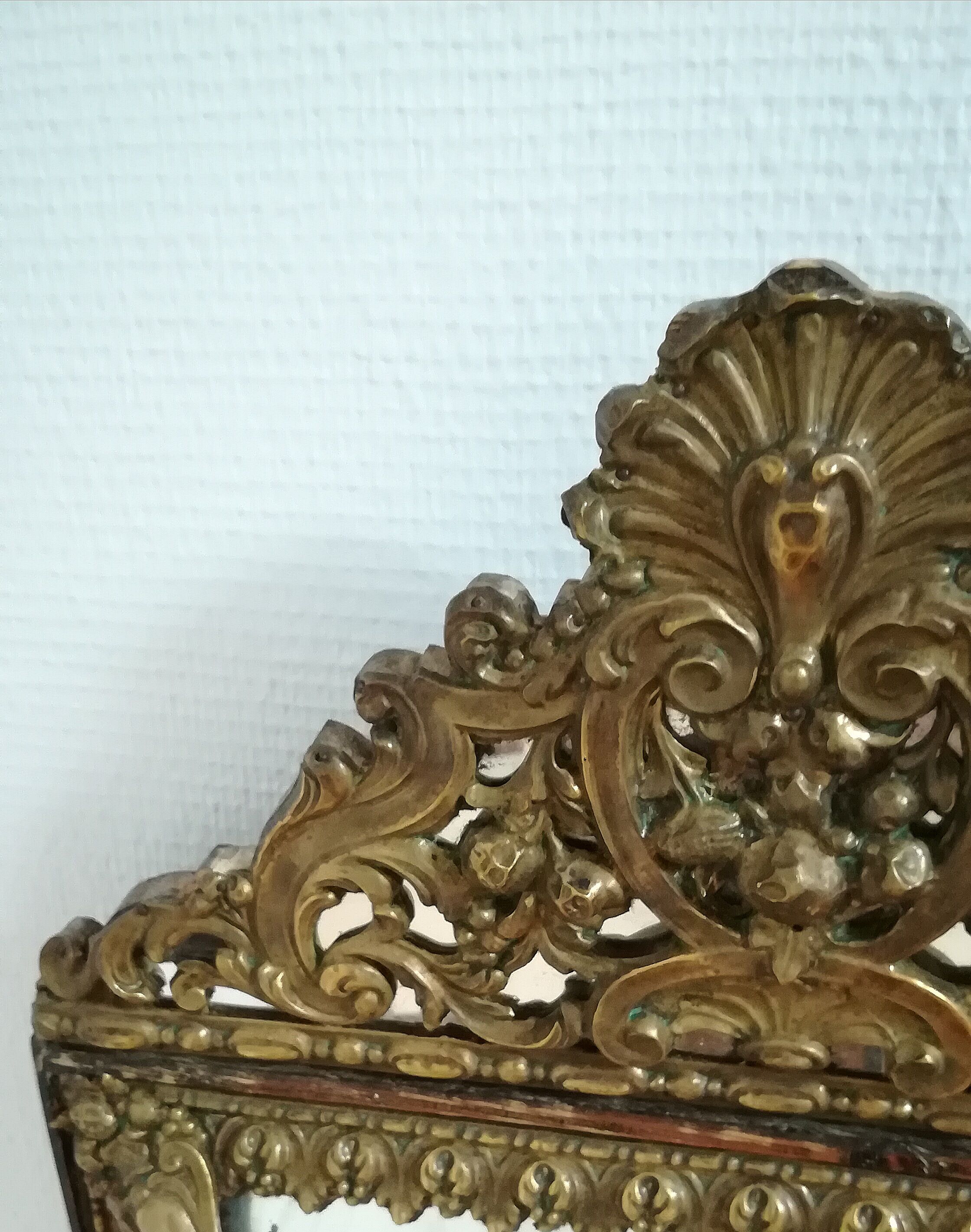 Miroir à parecloses en laiton repoussé et bois Napoléon III 43x70cm